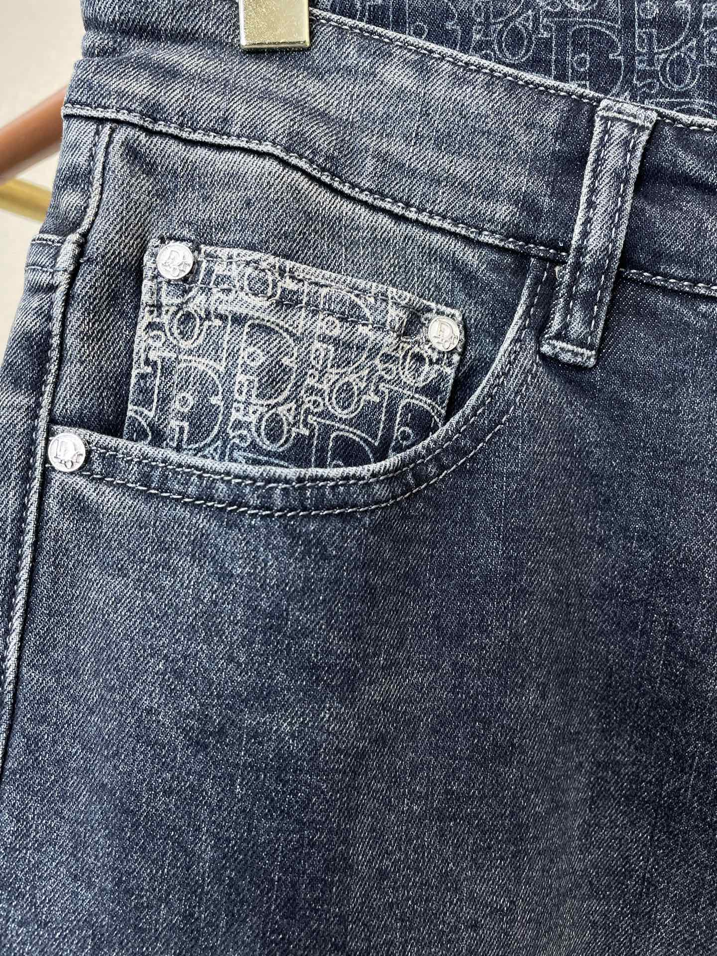 Dior迪奥💥砸锅卖铁都要上的新款新款秋冬牛仔裤👖高端版本！专柜定制面料 透气舒适度高，细节无可挑剔，品牌元素设计理念，