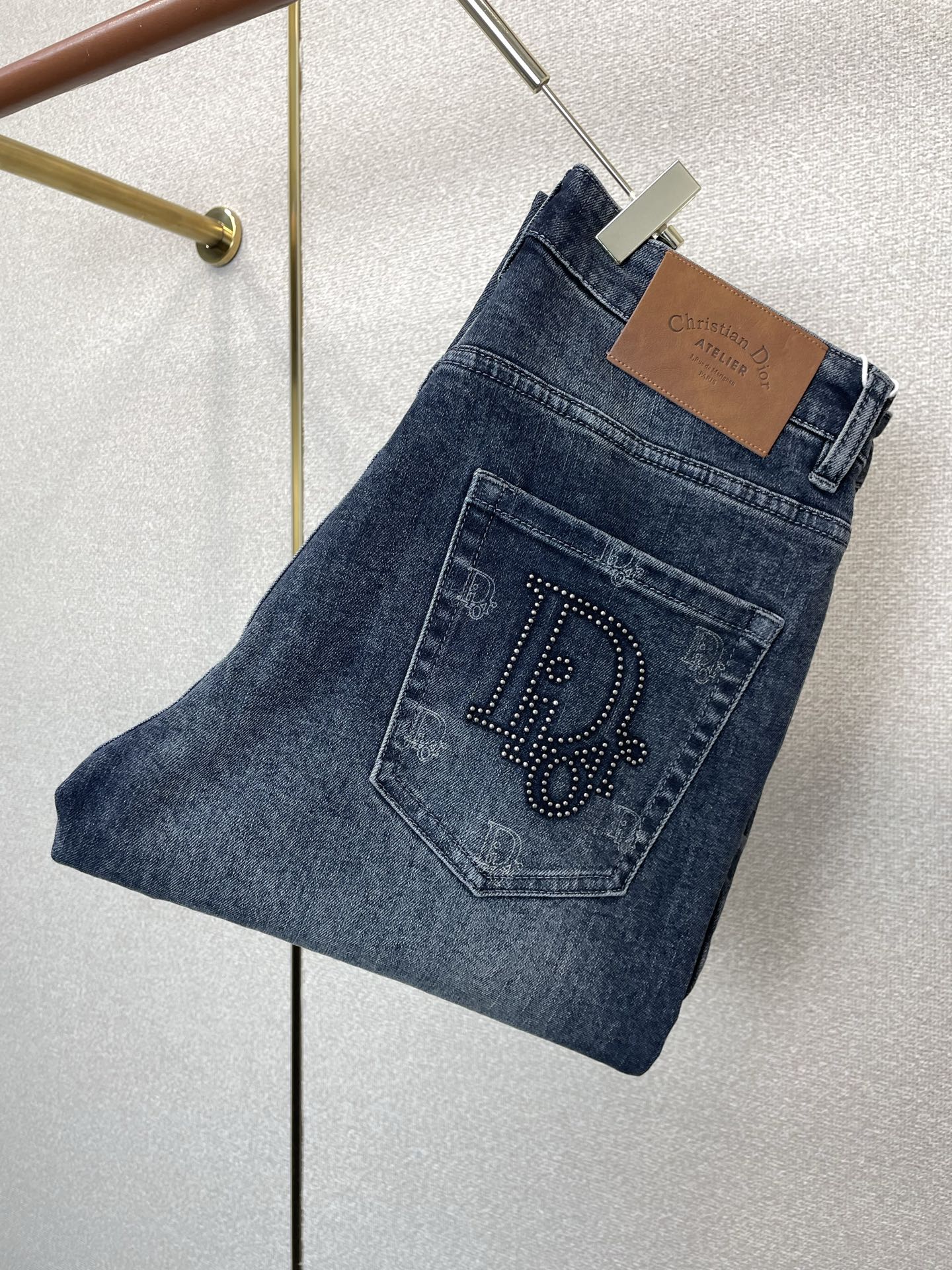 Dior迪奥💥砸锅卖铁都要上的新款新款秋冬牛仔裤👖高端版本！专柜定制面料 透气舒适度高，细节无可挑剔，品牌元素设计理念，