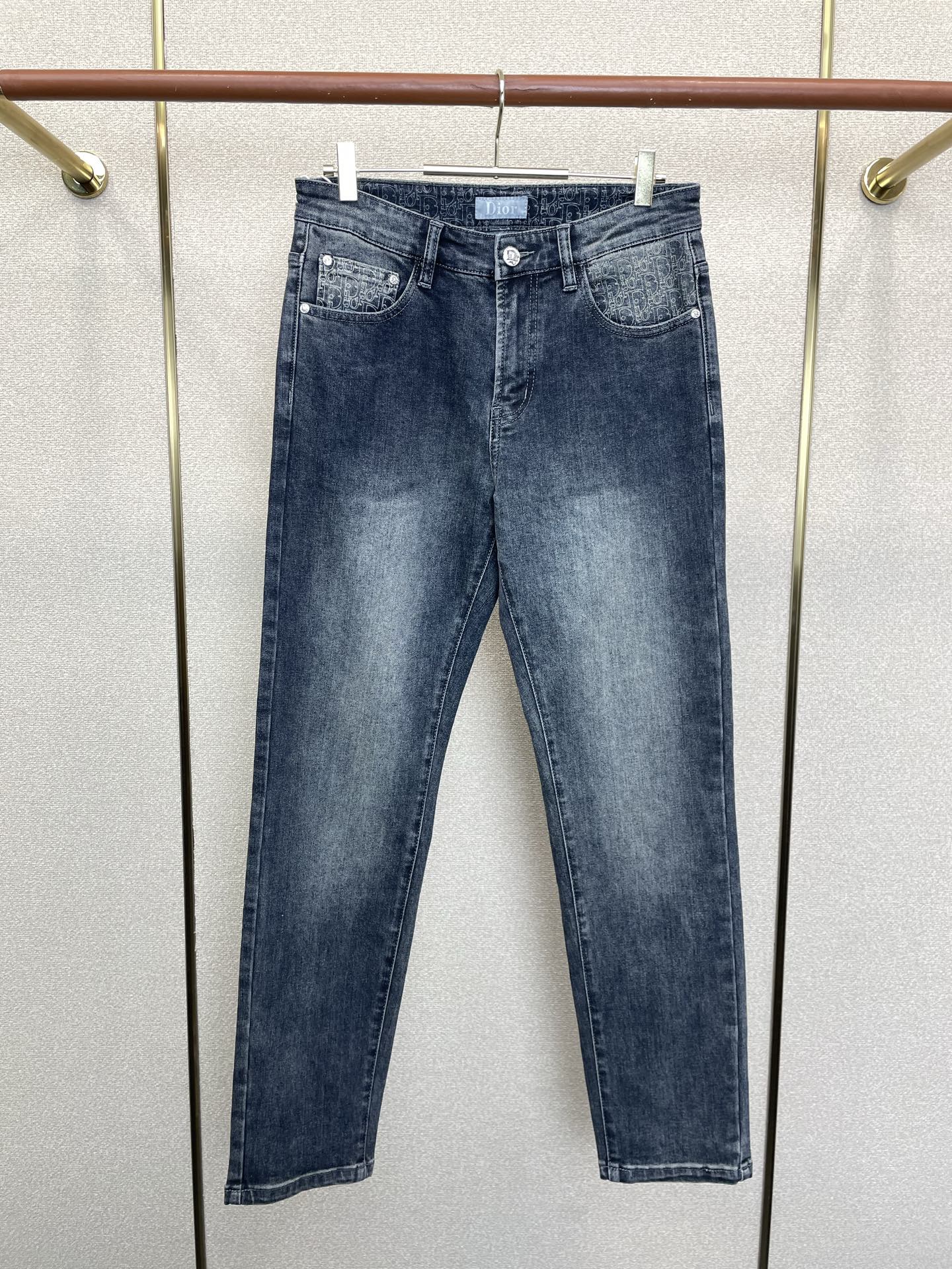 Dior迪奥💥砸锅卖铁都要上的新款新款秋冬牛仔裤👖高端版本！专柜定制面料 透气舒适度高，细节无可挑剔，品牌元素设计理念，