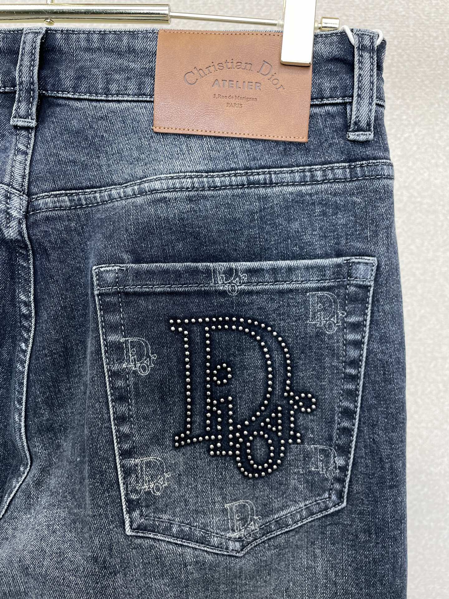 Dior迪奥💥砸锅卖铁都要上的新款新款秋冬牛仔裤👖高端版本！专柜定制面料 透气舒适度高，细节无可挑剔，品牌元素设计理念，