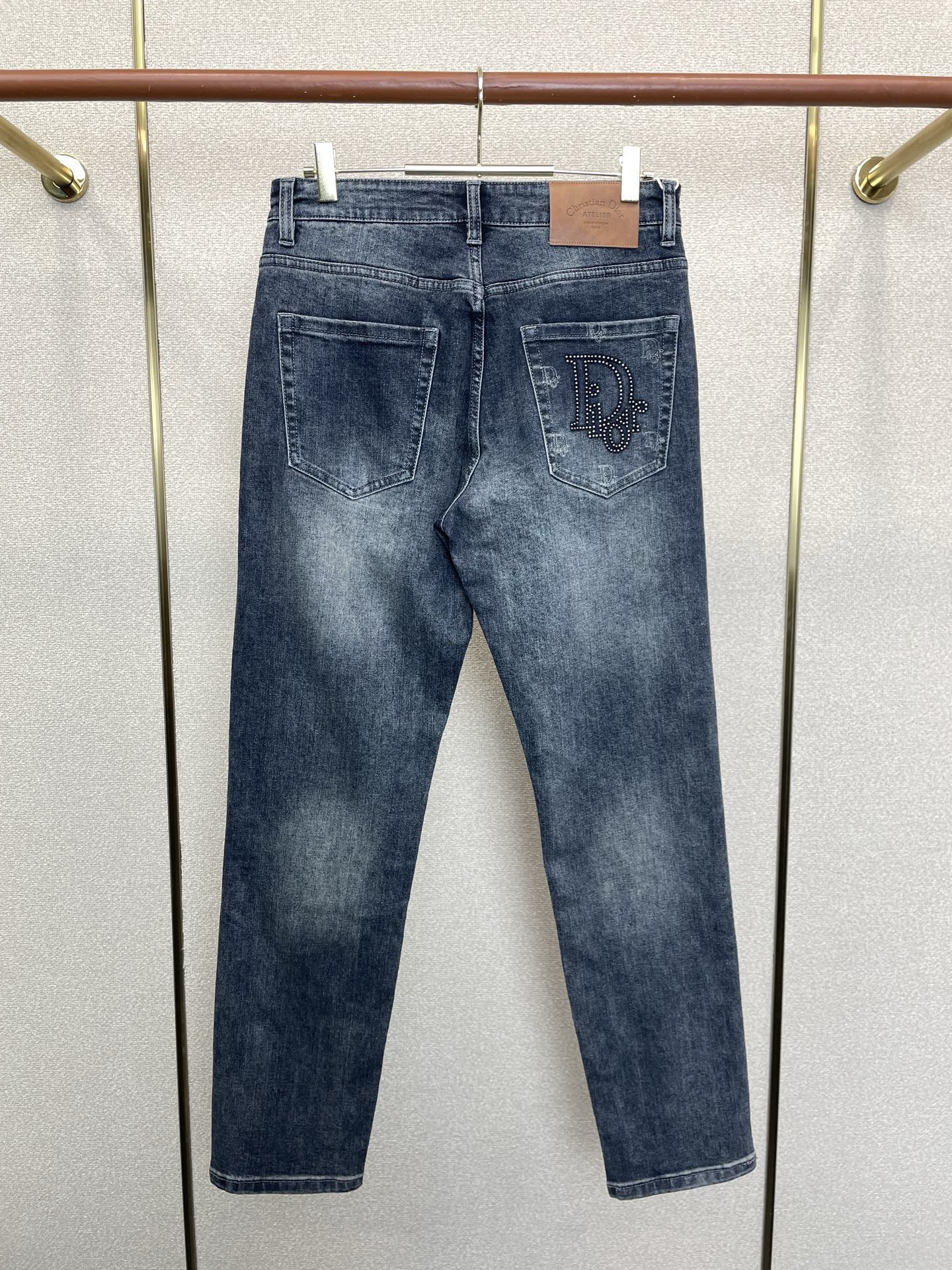 Dior迪奥💥砸锅卖铁都要上的新款新款秋冬牛仔裤👖高端版本！专柜定制面料 透气舒适度高，细节无可挑剔，品牌元素设计理念，