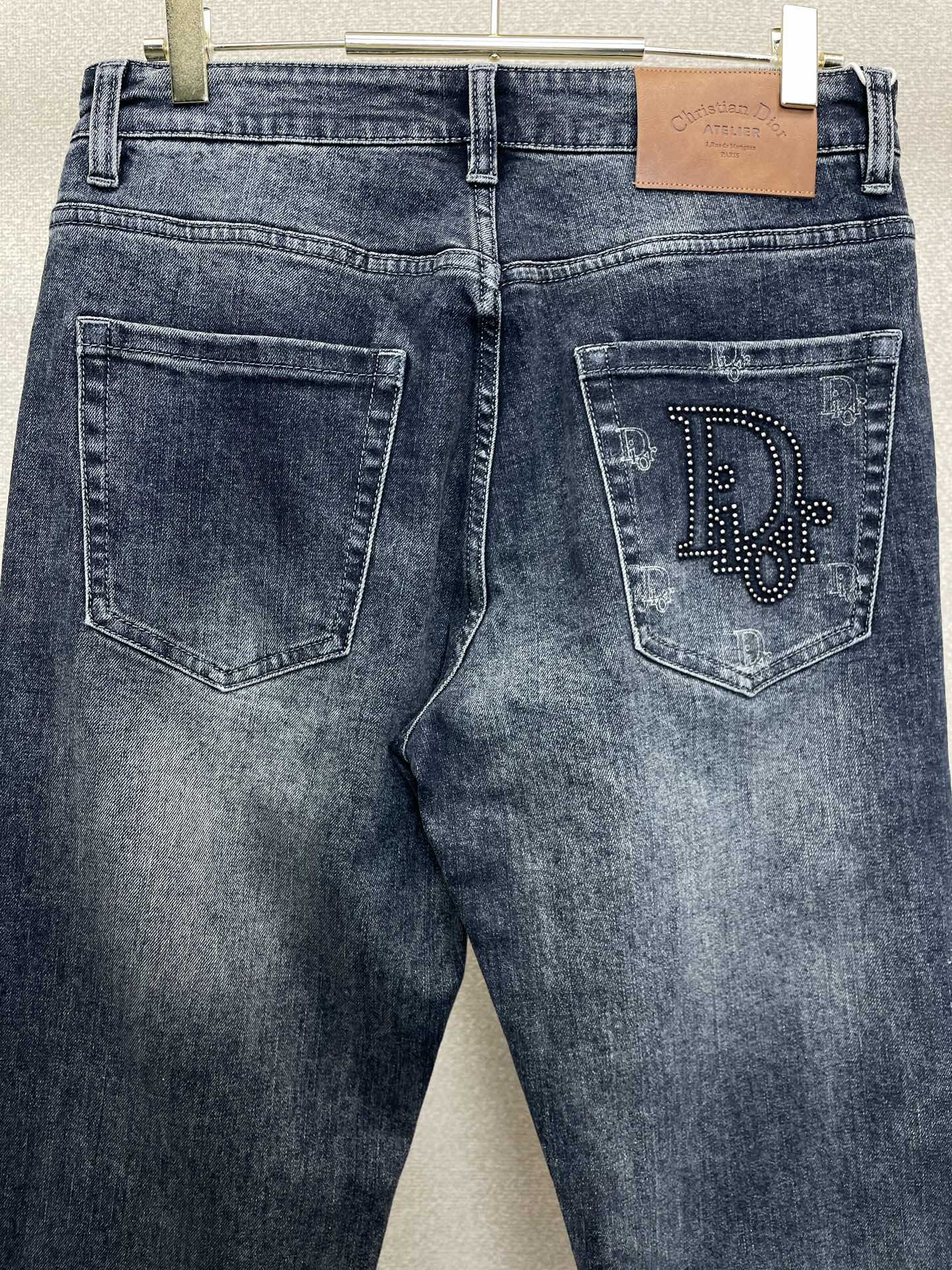 Dior迪奥💥砸锅卖铁都要上的新款新款秋冬牛仔裤👖高端版本！专柜定制面料 透气舒适度高，细节无可挑剔，品牌元素设计理念，