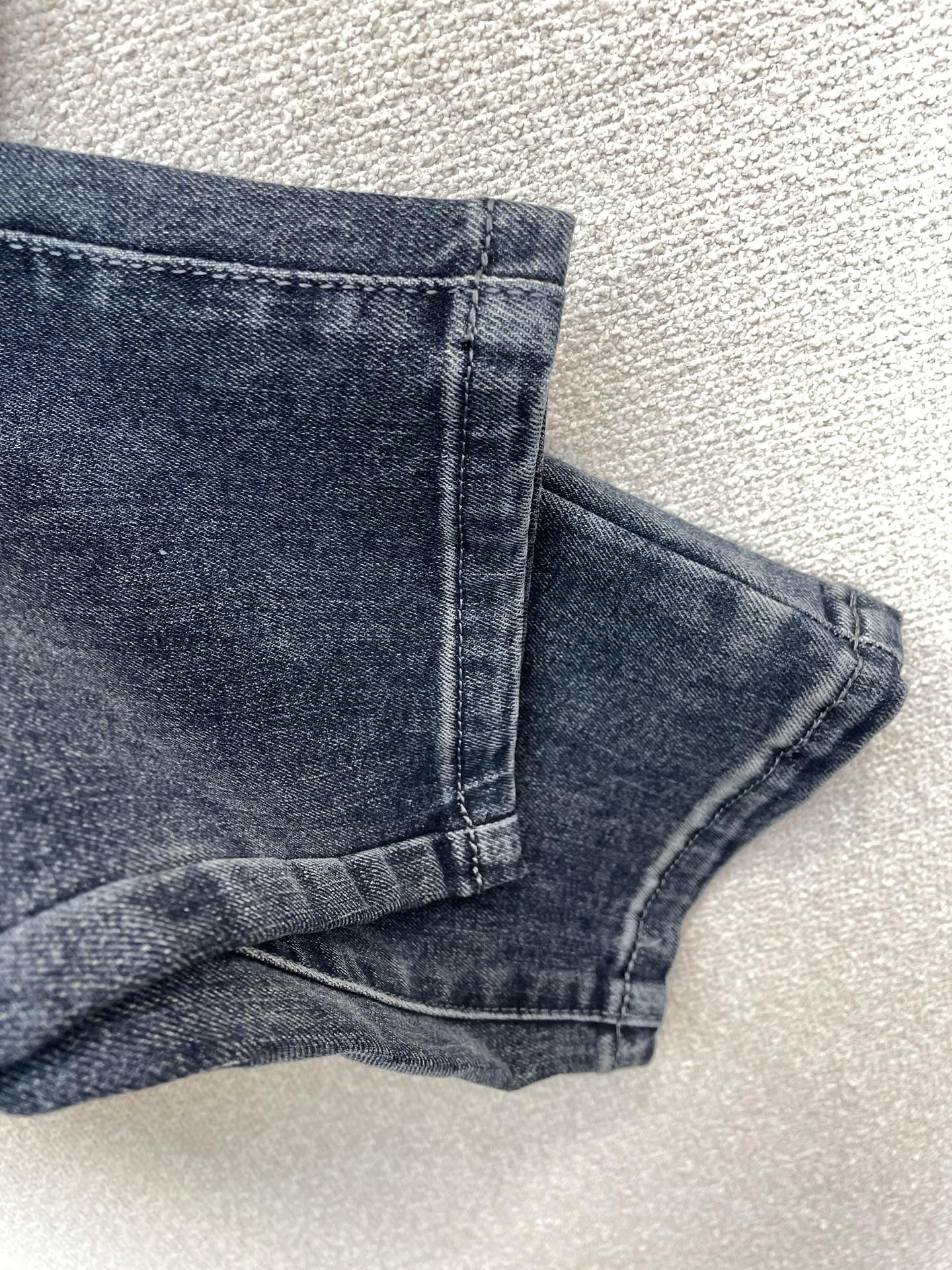 Dior迪奥💥砸锅卖铁都要上的新款新款秋冬牛仔裤👖高端版本！专柜定制面料 透气舒适度高，细节无可挑剔，品牌元素设计理念，