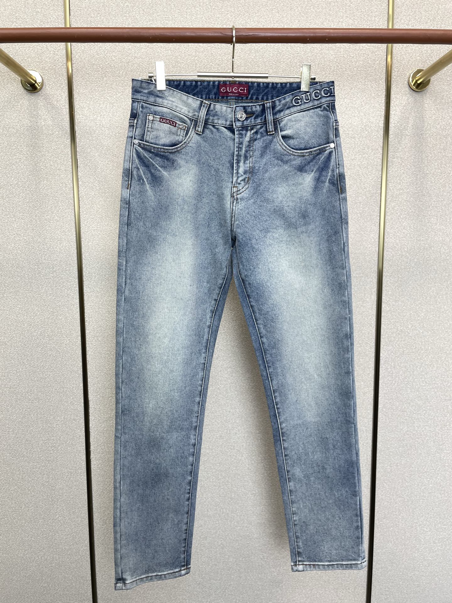 Gucci古驰💥砸锅卖铁都要上的新款新款秋冬牛仔裤👖高端版本！专柜定制面料 透气舒适度高，细节无可挑剔，品牌元素设计理念