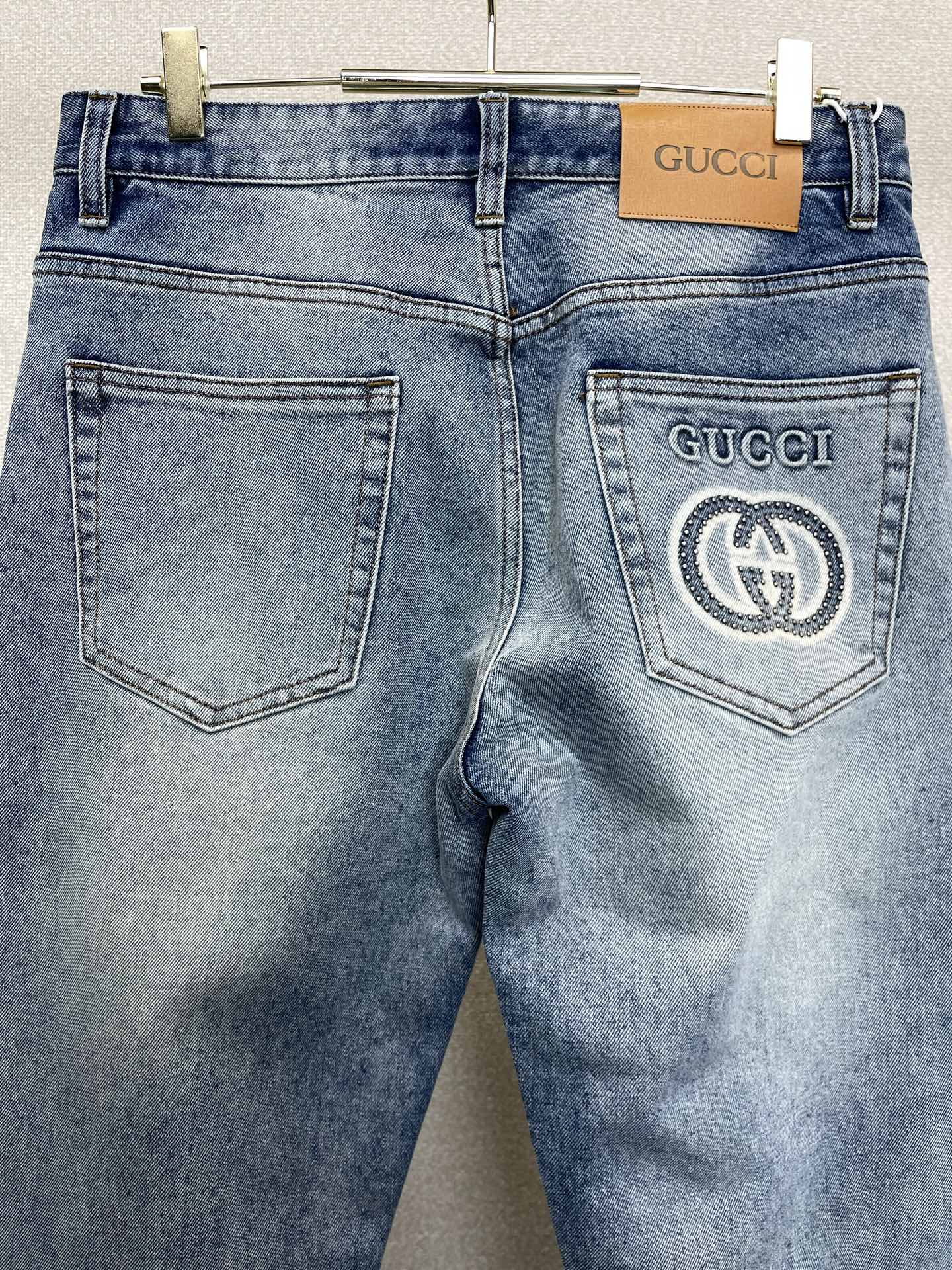 Gucci古驰💥砸锅卖铁都要上的新款新款秋冬牛仔裤👖高端版本！专柜定制面料 透气舒适度高，细节无可挑剔，品牌元素设计理念