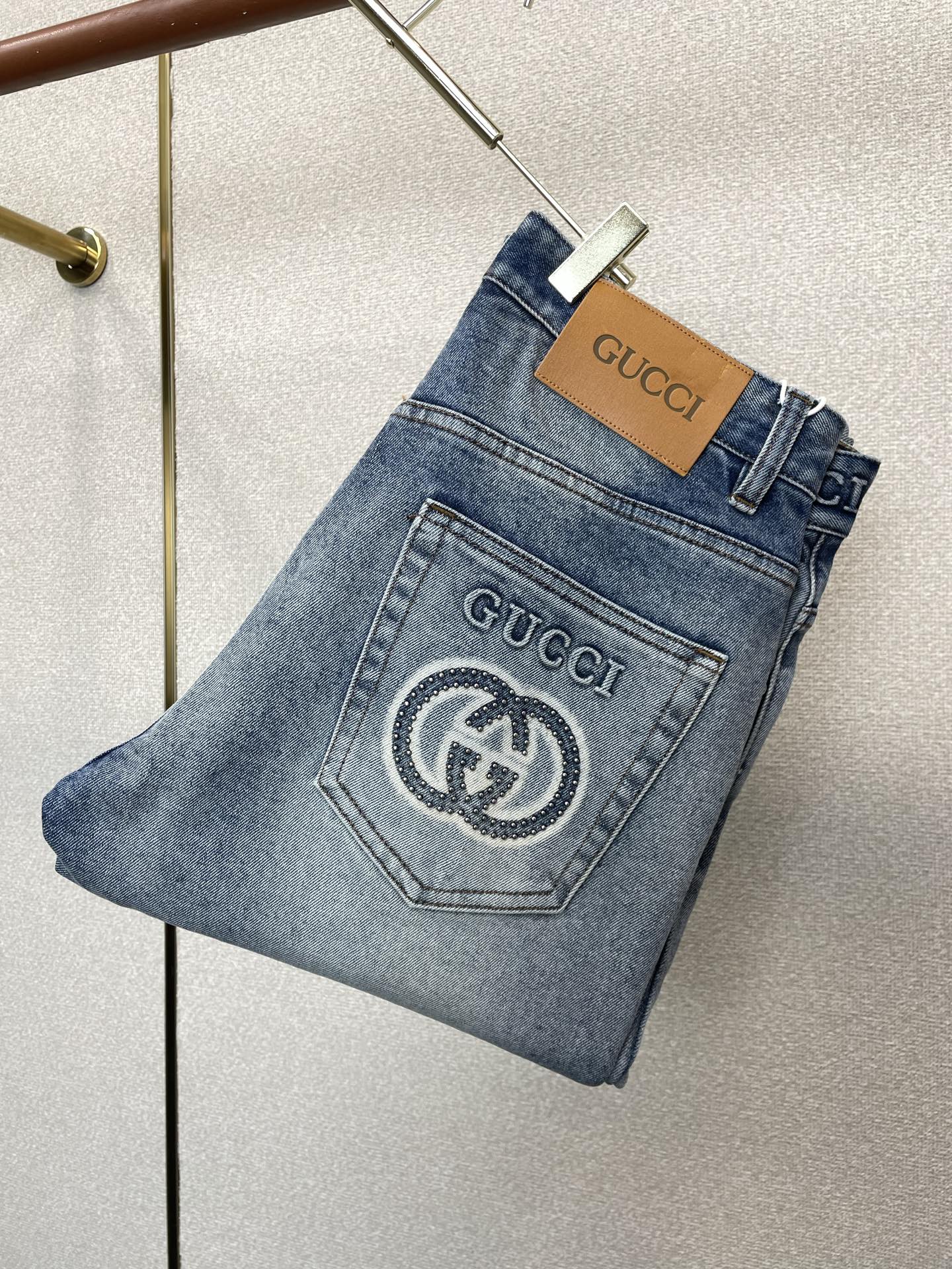Gucci古驰💥砸锅卖铁都要上的新款新款秋冬牛仔裤👖高端版本！专柜定制面料 透气舒适度高，细节无可挑剔，品牌元素设计理念