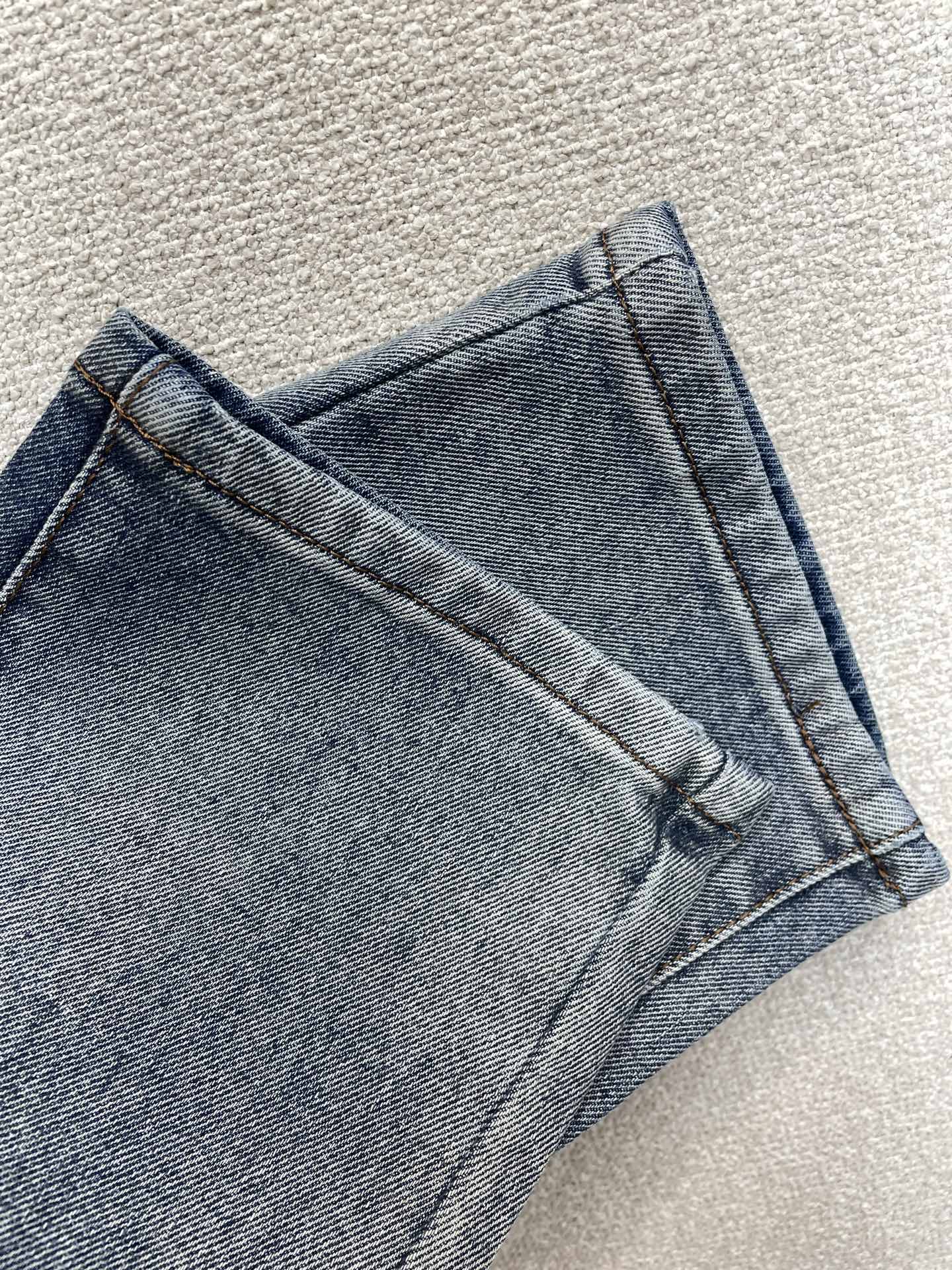 Gucci古驰💥砸锅卖铁都要上的新款新款秋冬牛仔裤👖高端版本！专柜定制面料 透气舒适度高，细节无可挑剔，品牌元素设计理念