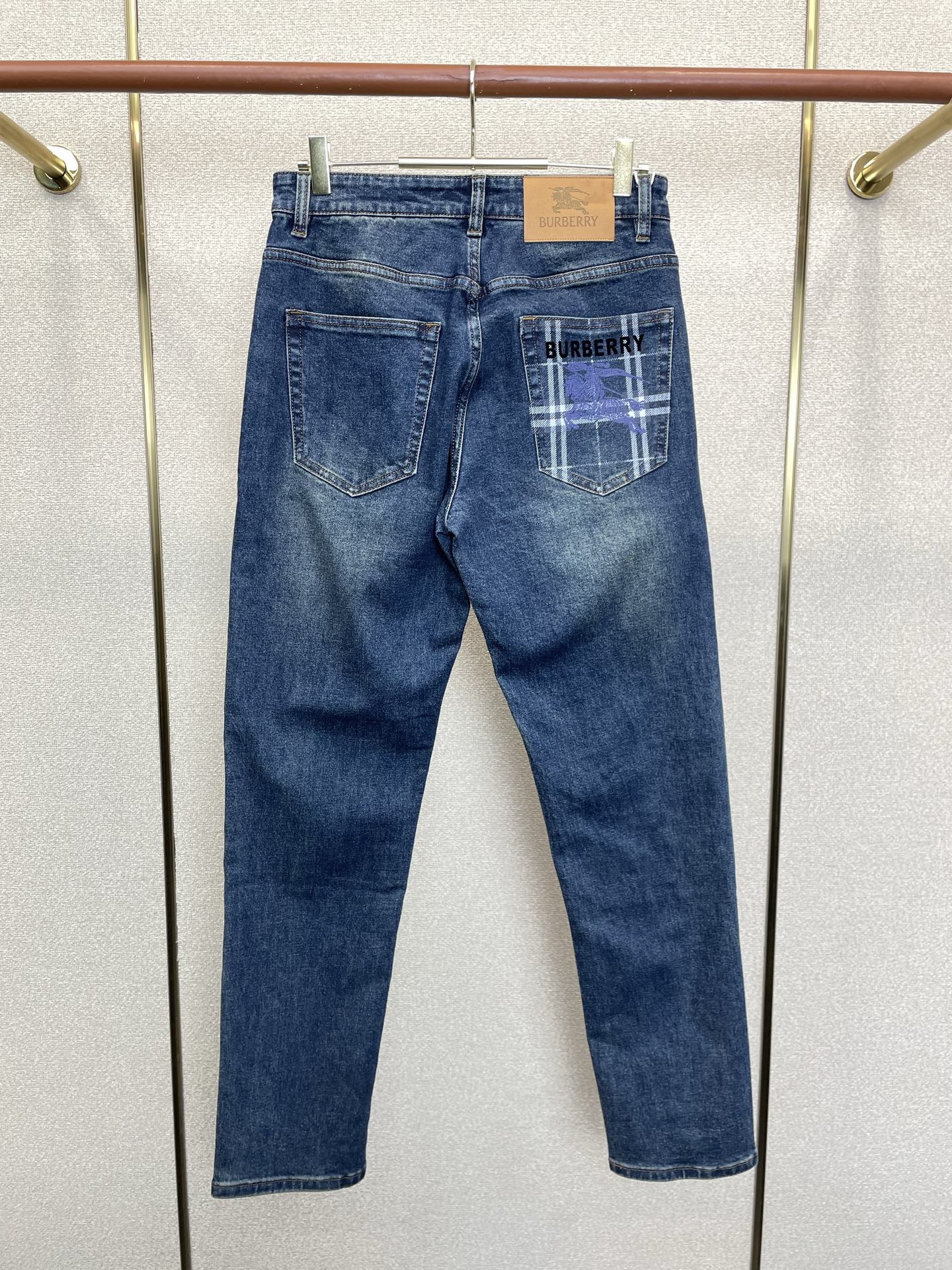 Burberry巴宝莉💥砸锅卖铁都要上的新款新款秋冬牛仔裤👖高端版本！专柜定制面料 透气舒适度高，细节无可挑剔，品牌元素