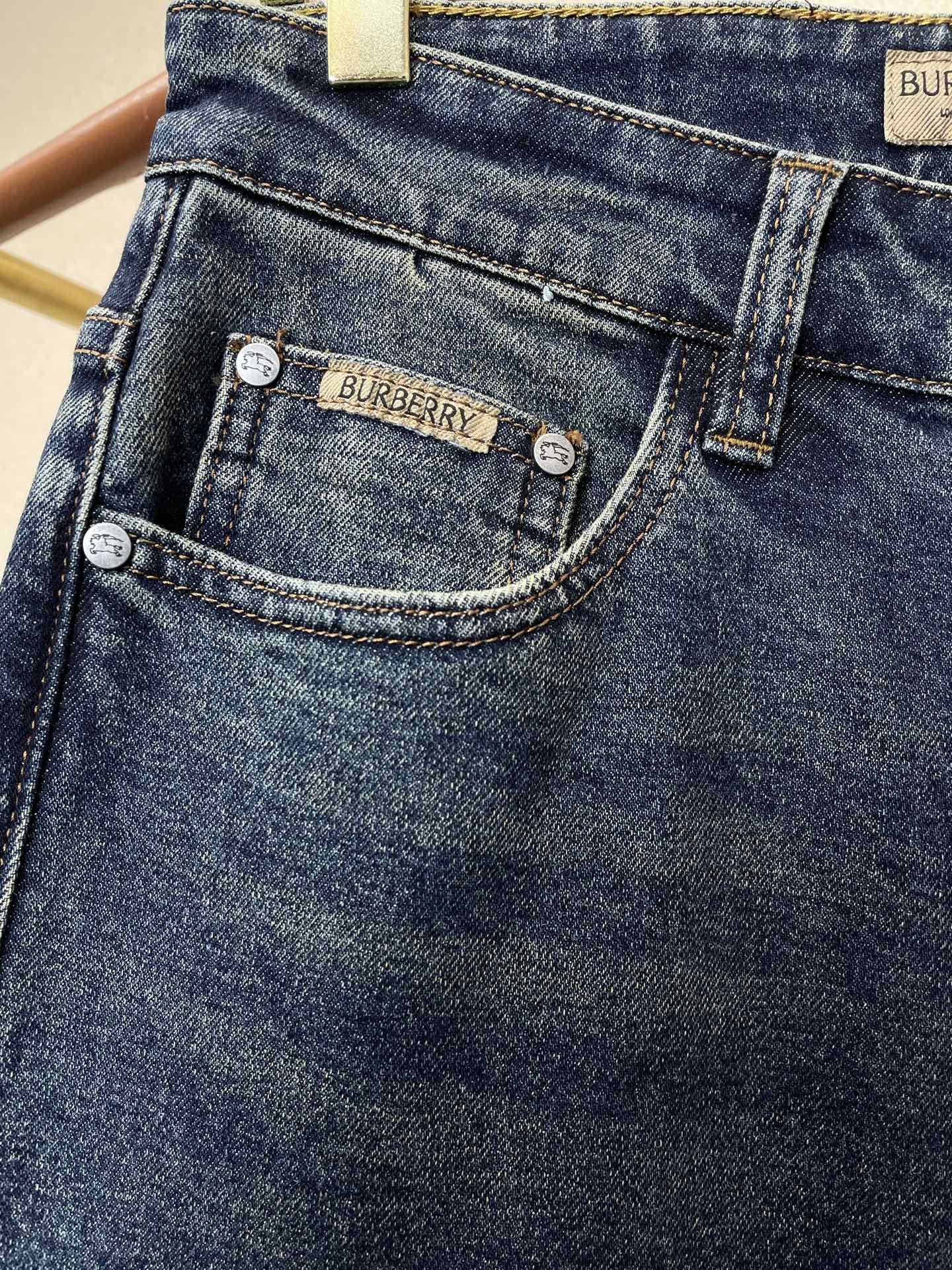 Burberry巴宝莉💥砸锅卖铁都要上的新款新款秋冬牛仔裤👖高端版本！专柜定制面料 透气舒适度高，细节无可挑剔，品牌元素