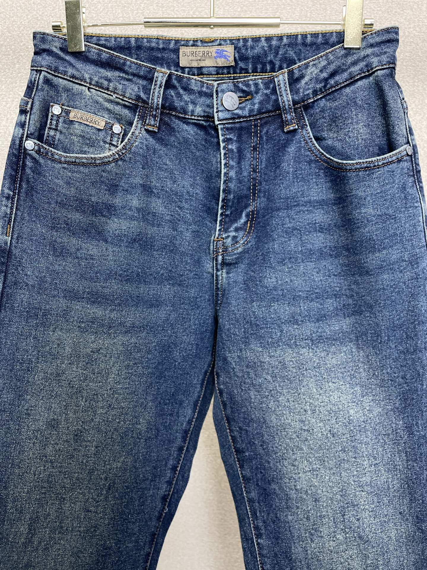 Burberry巴宝莉💥砸锅卖铁都要上的新款新款秋冬牛仔裤👖高端版本！专柜定制面料 透气舒适度高，细节无可挑剔，品牌元素