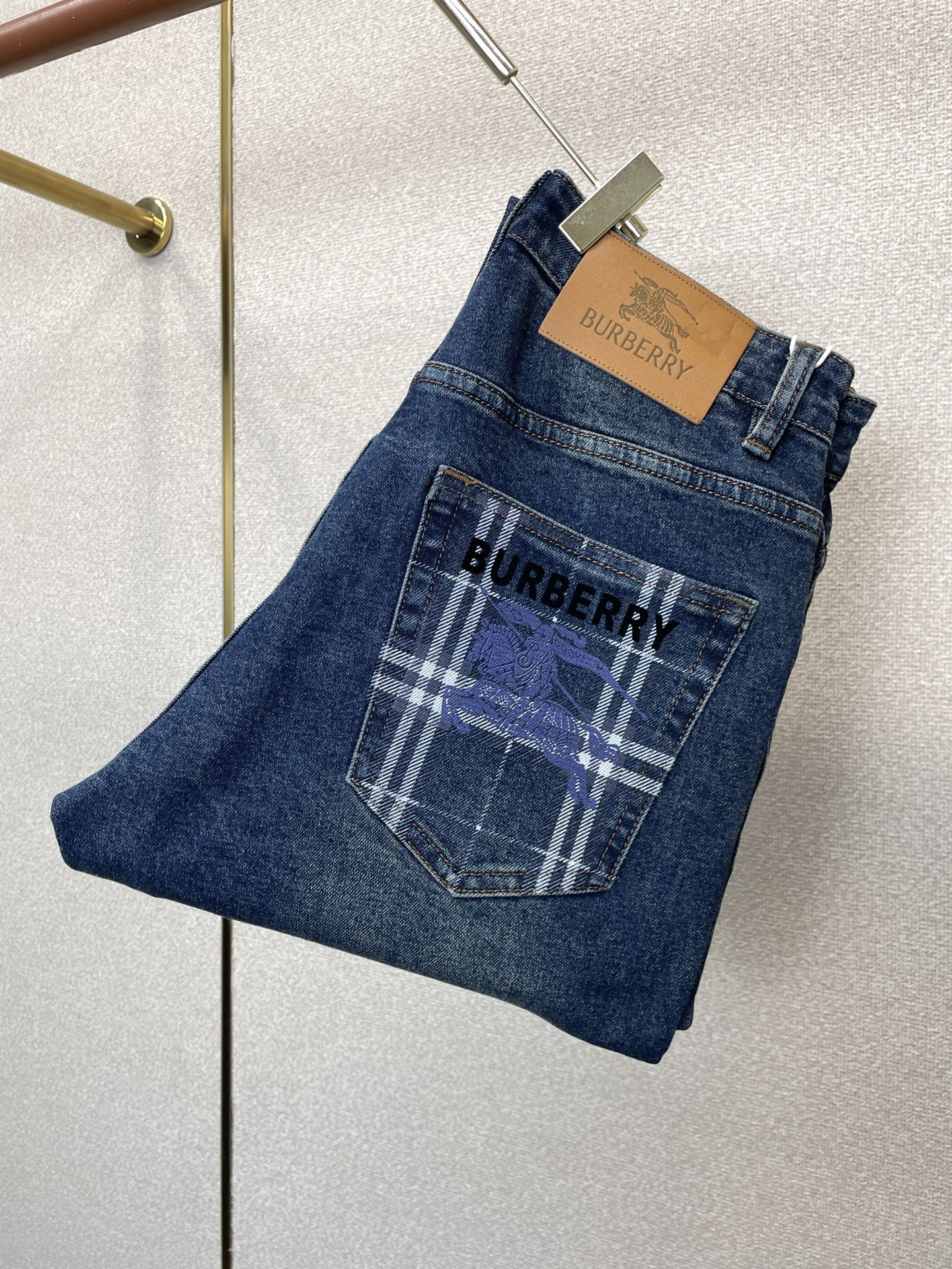 Burberry巴宝莉💥砸锅卖铁都要上的新款新款秋冬牛仔裤👖高端版本！专柜定制面料 透气舒适度高，细节无可挑剔，品牌元素