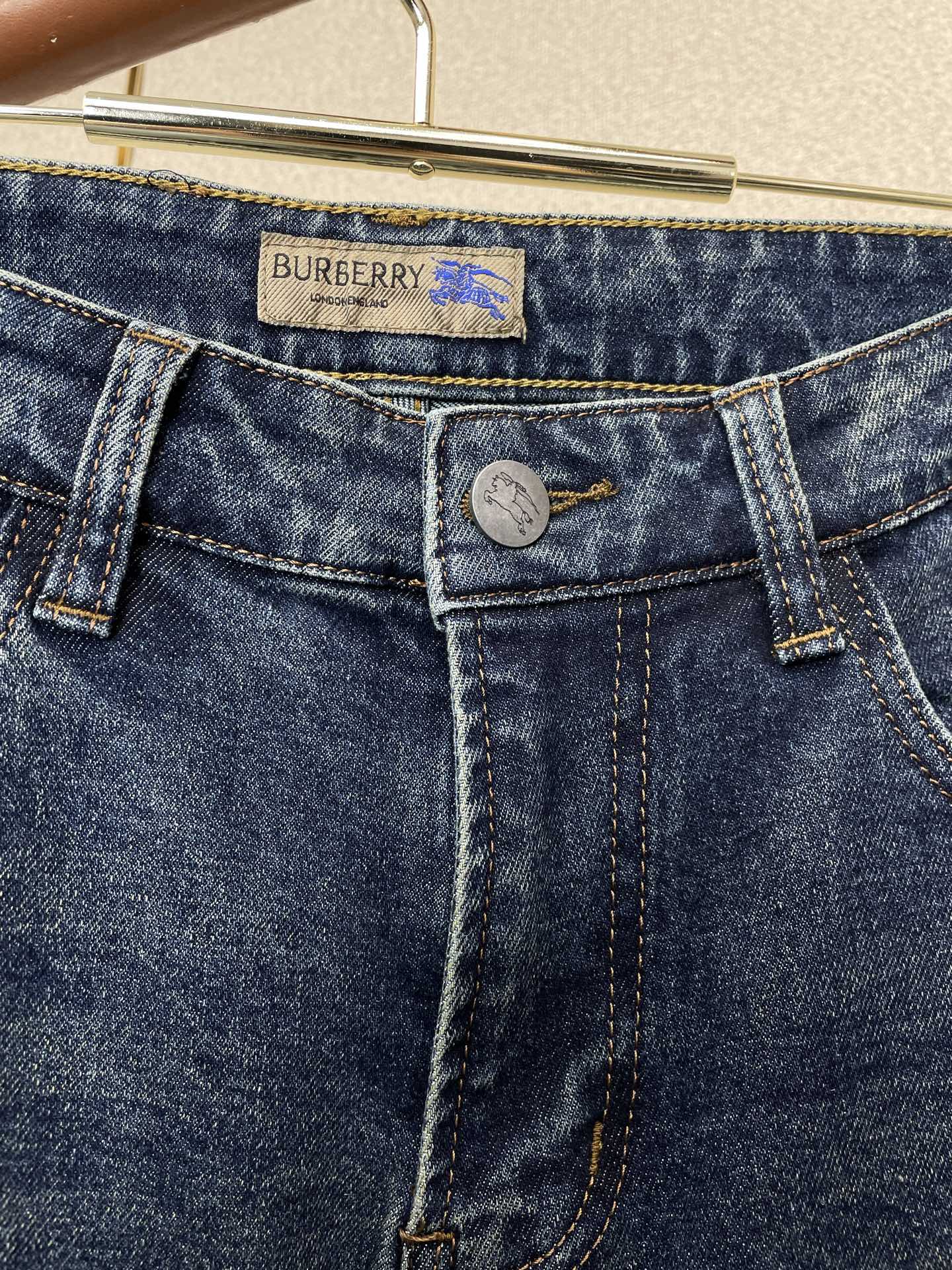 Burberry巴宝莉💥砸锅卖铁都要上的新款新款秋冬牛仔裤👖高端版本！专柜定制面料 透气舒适度高，细节无可挑剔，品牌元素