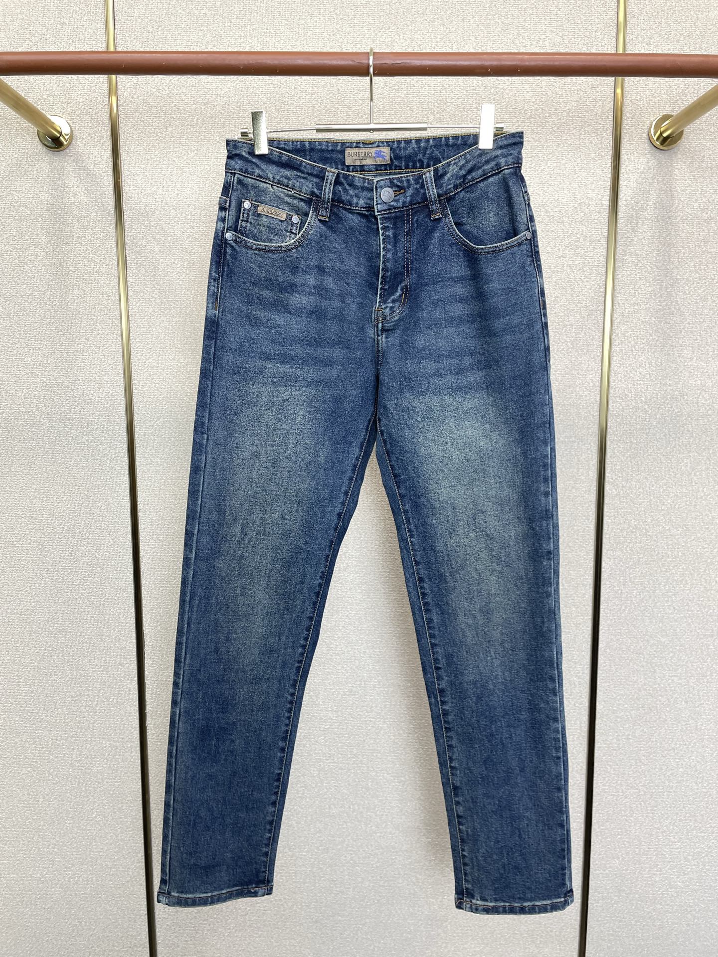 Burberry巴宝莉💥砸锅卖铁都要上的新款新款秋冬牛仔裤👖高端版本！专柜定制面料 透气舒适度高，细节无可挑剔，品牌元素