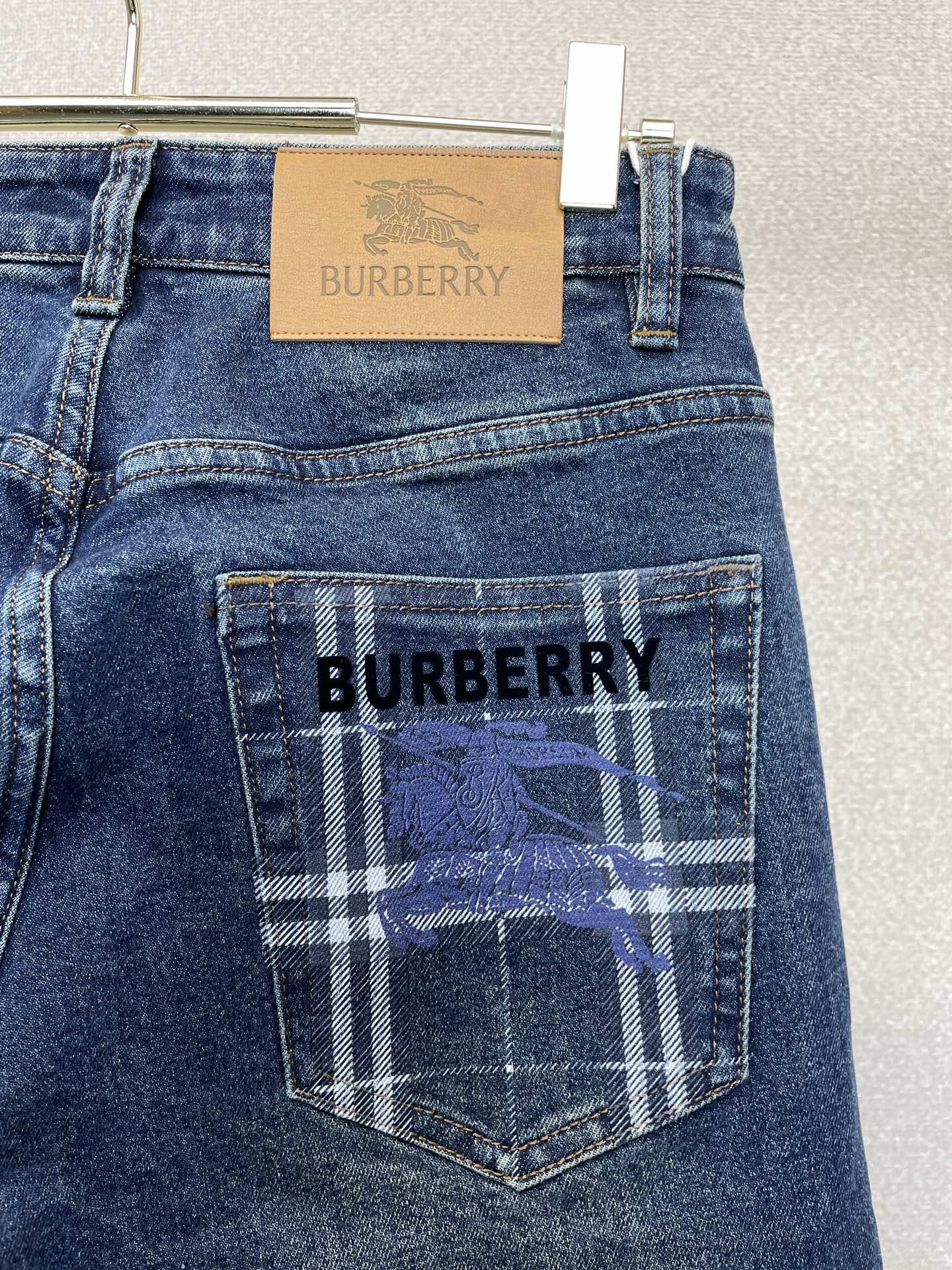 Burberry巴宝莉💥砸锅卖铁都要上的新款新款秋冬牛仔裤👖高端版本！专柜定制面料 透气舒适度高，细节无可挑剔，品牌元素