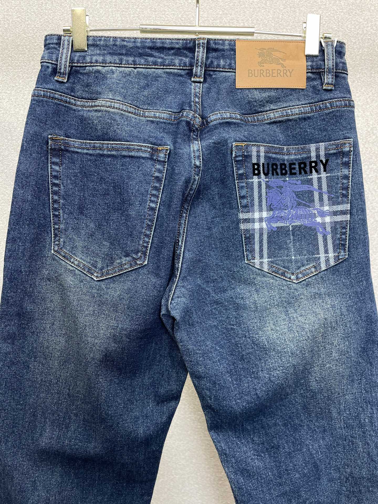 Burberry巴宝莉💥砸锅卖铁都要上的新款新款秋冬牛仔裤👖高端版本！专柜定制面料 透气舒适度高，细节无可挑剔，品牌元素