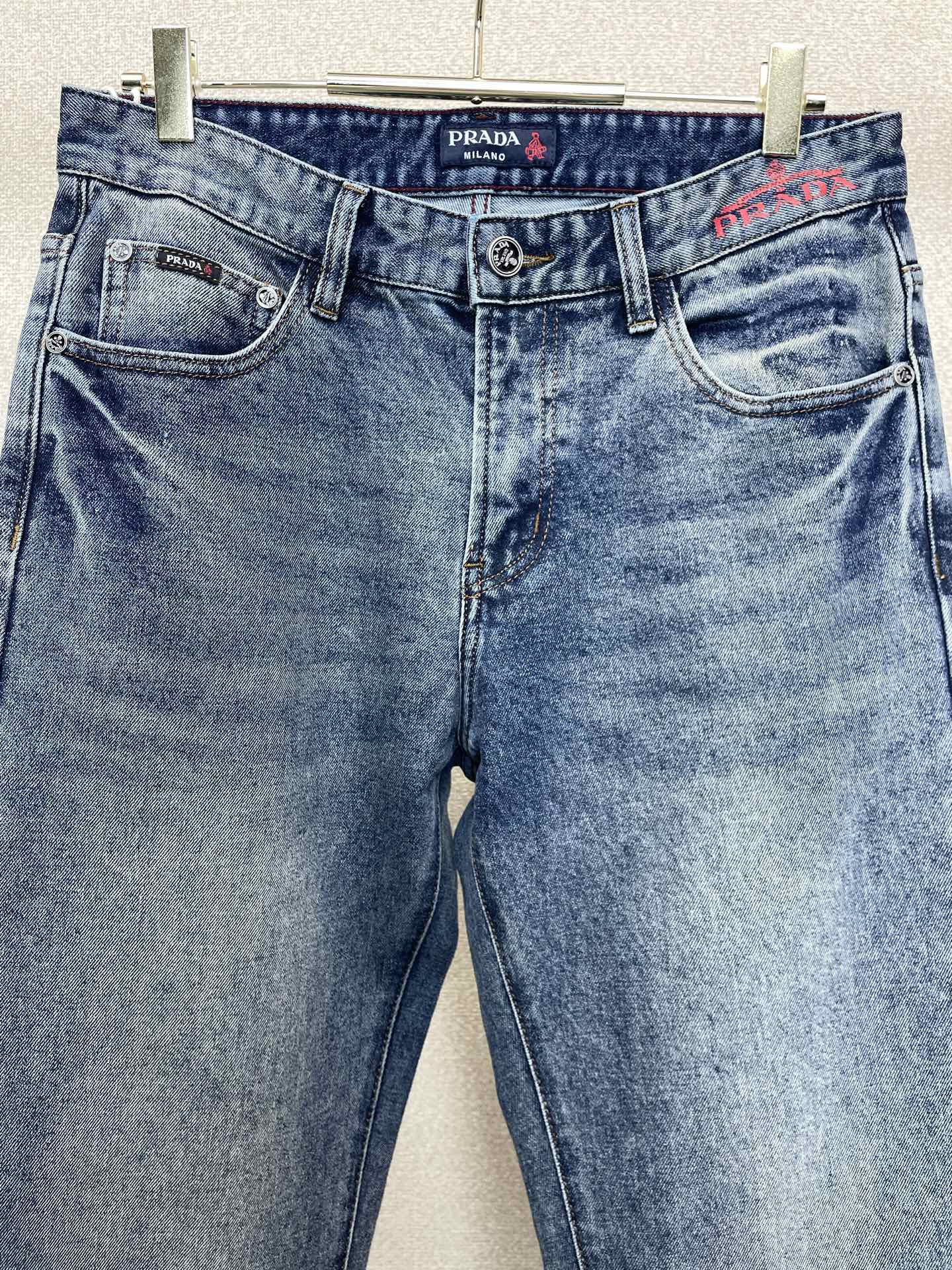 Prada普拉达💥砸锅卖铁都要上的新款新款秋冬牛仔裤👖高端版本！专柜定制面料 透气舒适度高，细节无可挑剔，品牌元素设计理