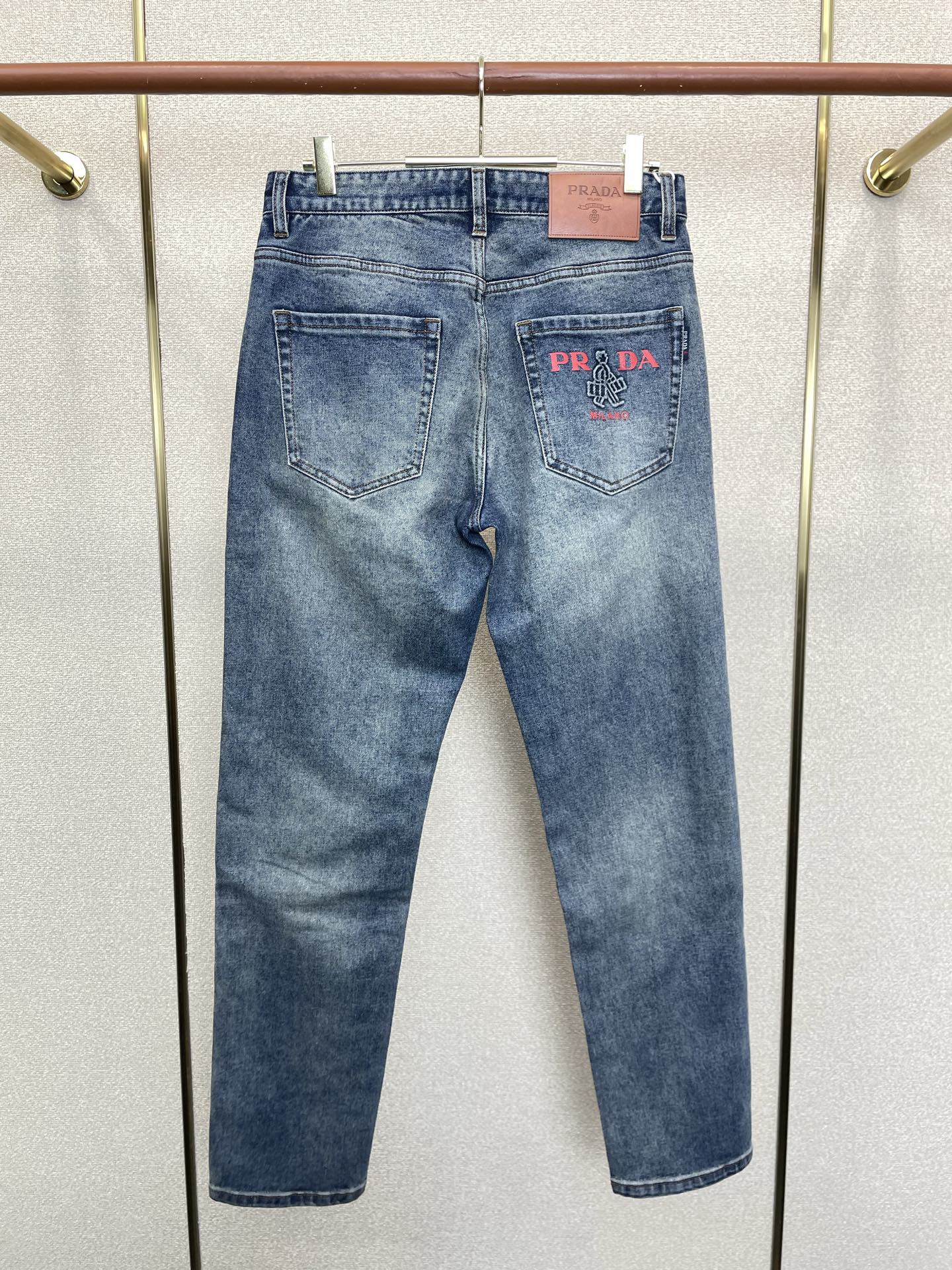Prada普拉达💥砸锅卖铁都要上的新款新款秋冬牛仔裤👖高端版本！专柜定制面料 透气舒适度高，细节无可挑剔，品牌元素设计理