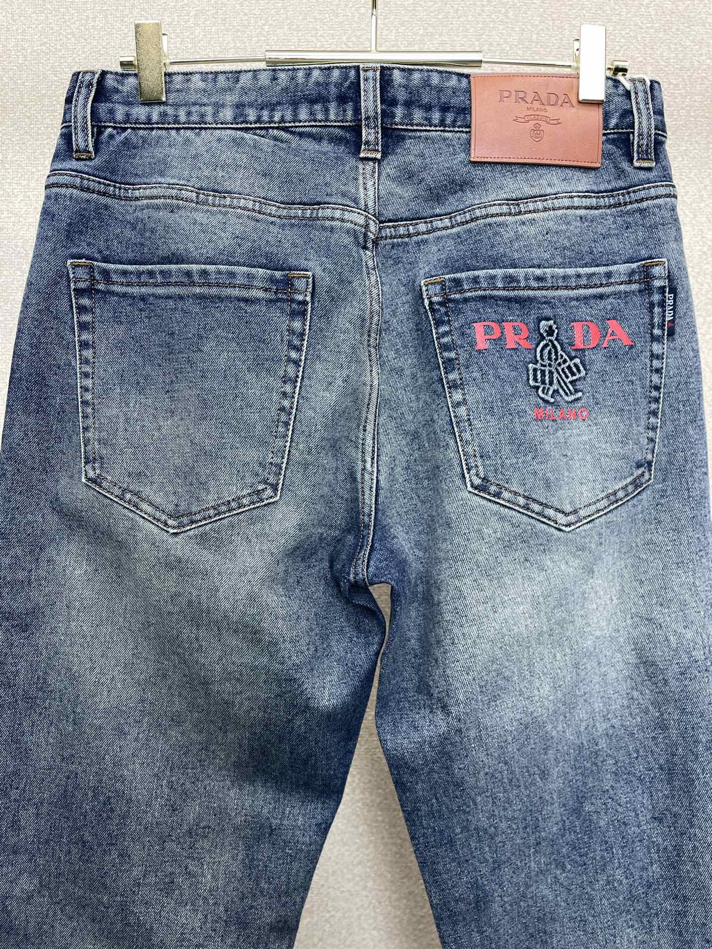 Prada普拉达💥砸锅卖铁都要上的新款新款秋冬牛仔裤👖高端版本！专柜定制面料 透气舒适度高，细节无可挑剔，品牌元素设计理