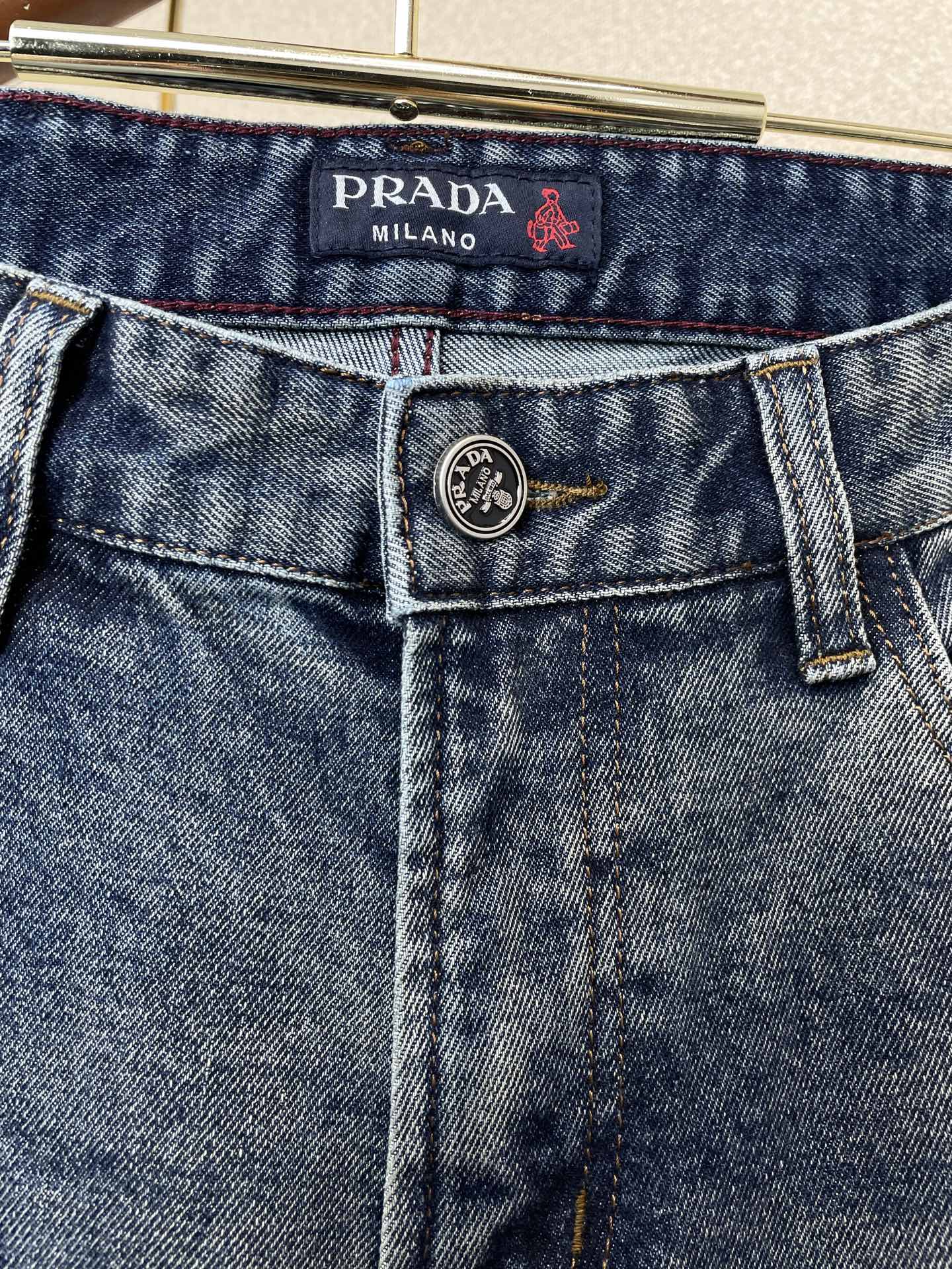 Prada普拉达💥砸锅卖铁都要上的新款新款秋冬牛仔裤👖高端版本！专柜定制面料 透气舒适度高，细节无可挑剔，品牌元素设计理