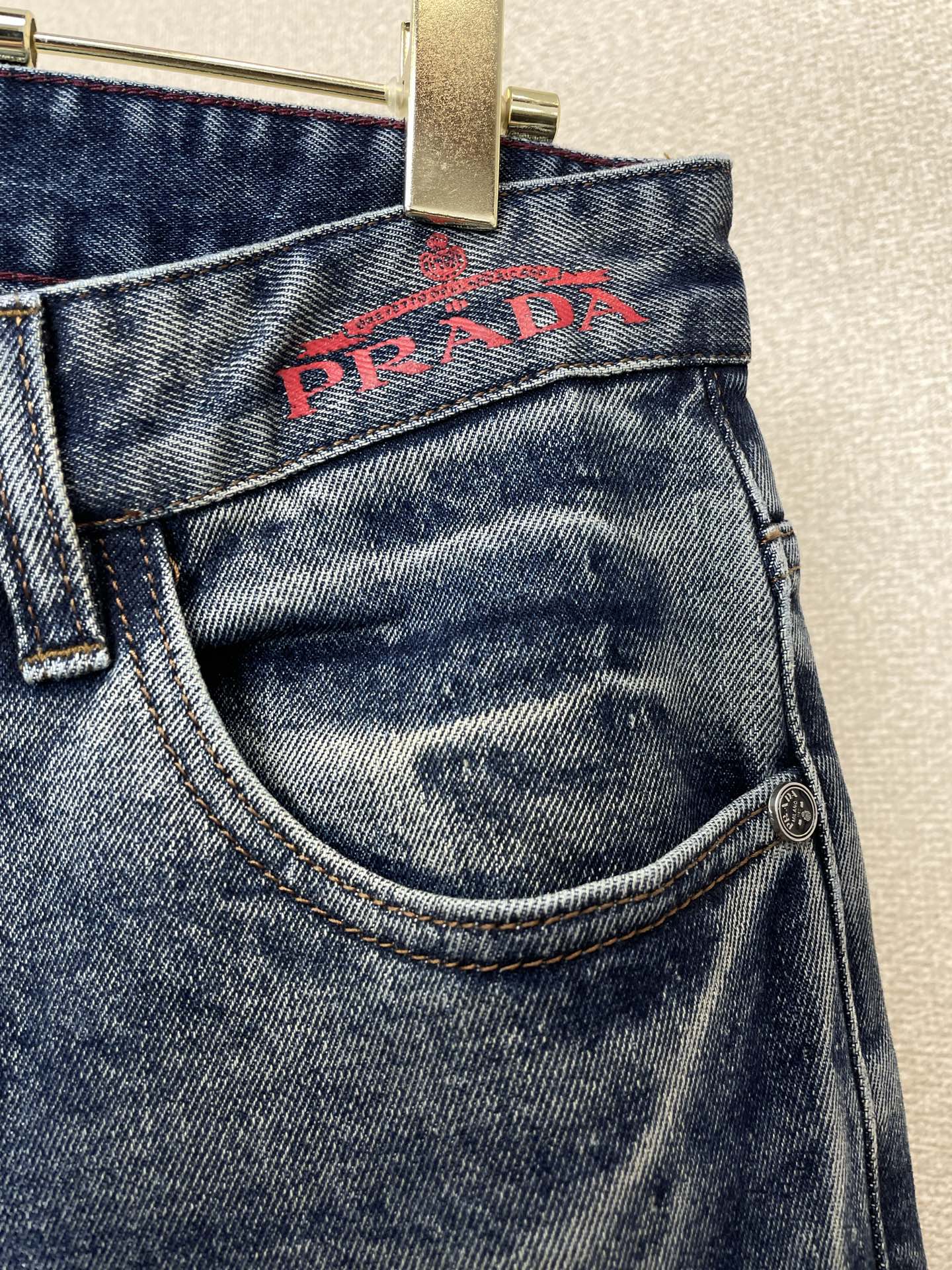 Prada普拉达💥砸锅卖铁都要上的新款新款秋冬牛仔裤👖高端版本！专柜定制面料 透气舒适度高，细节无可挑剔，品牌元素设计理