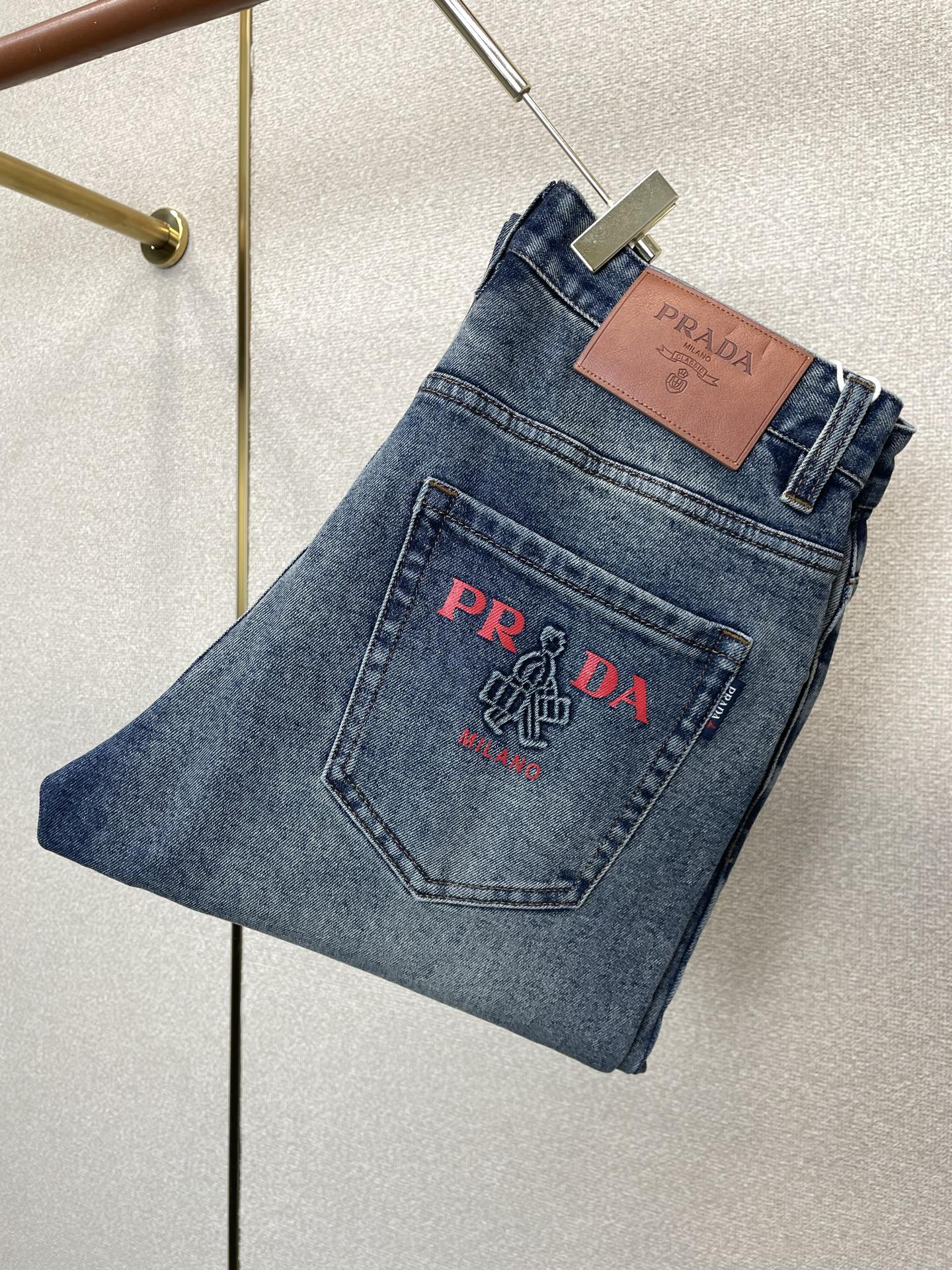 Prada普拉达💥砸锅卖铁都要上的新款新款秋冬牛仔裤👖高端版本！专柜定制面料 透气舒适度高，细节无可挑剔，品牌元素设计理