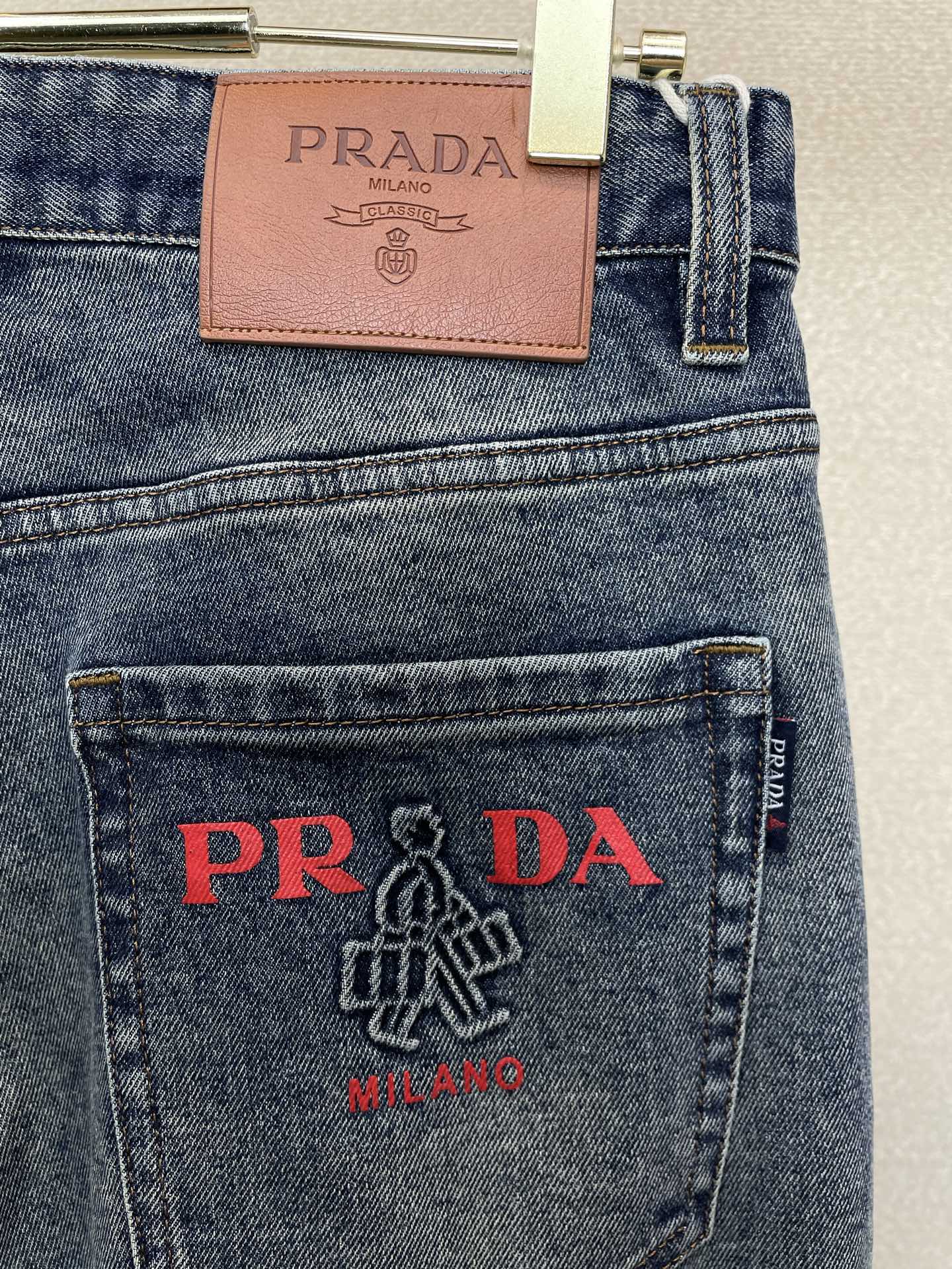 Prada普拉达💥砸锅卖铁都要上的新款新款秋冬牛仔裤👖高端版本！专柜定制面料 透气舒适度高，细节无可挑剔，品牌元素设计理