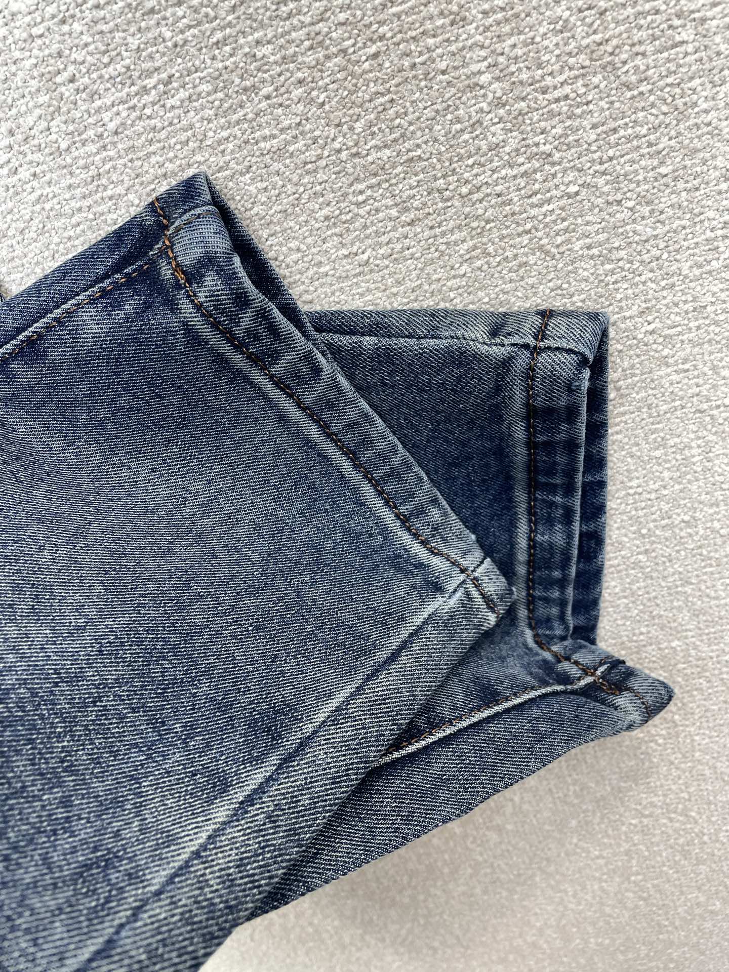 Prada普拉达💥砸锅卖铁都要上的新款新款秋冬牛仔裤👖高端版本！专柜定制面料 透气舒适度高，细节无可挑剔，品牌元素设计理