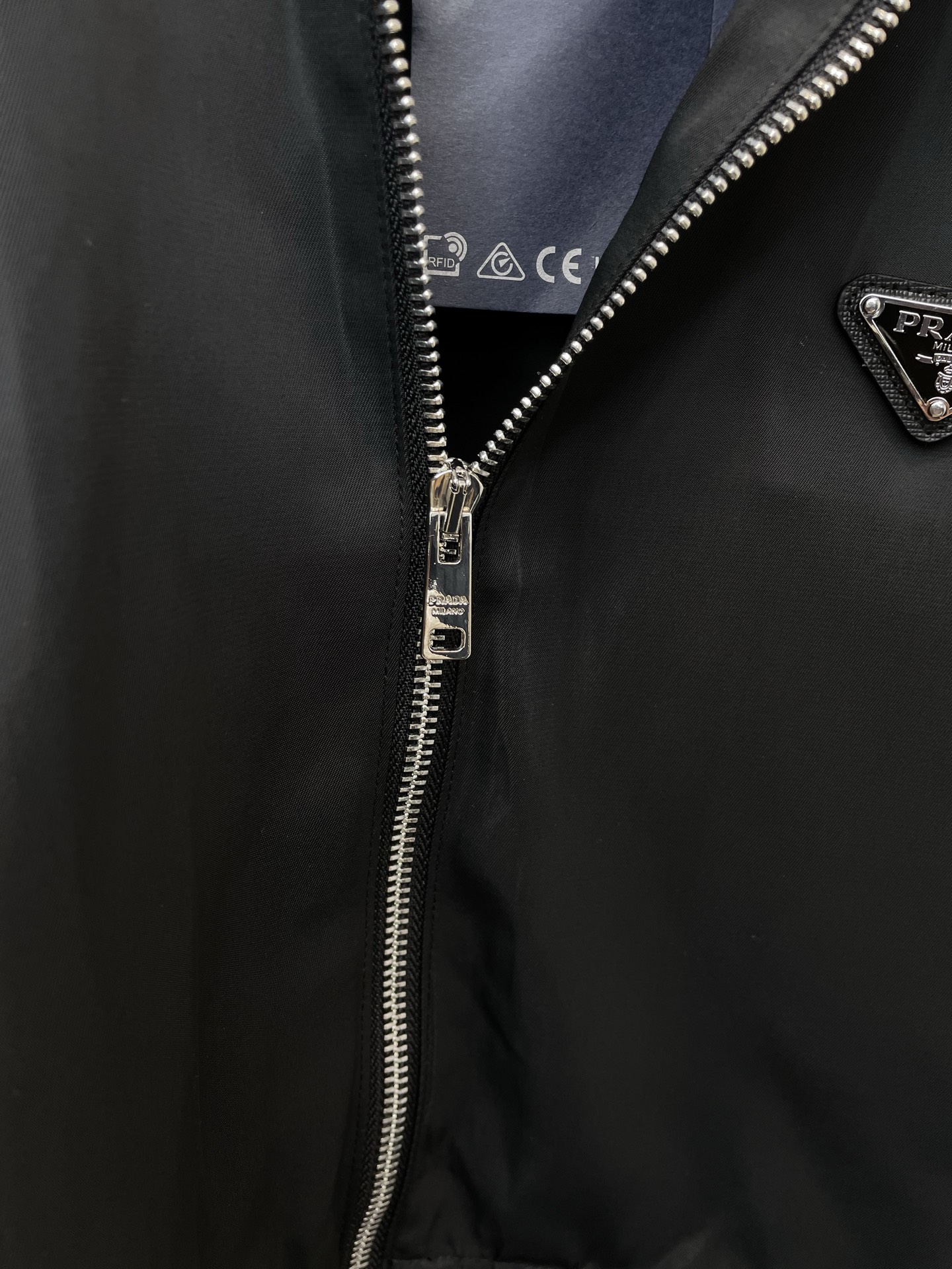 Prada普拉达👚砸锅卖铁都要上的新款👚新款女装休闲短款夹克 高端版本！独特设计 专柜定制面料 透气舒适度高，细节无可挑