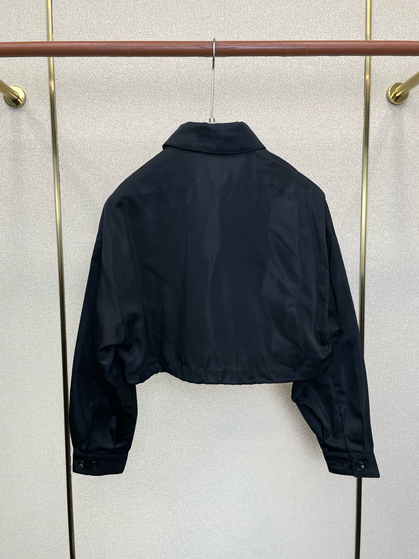 Prada普拉达👚砸锅卖铁都要上的新款👚新款女装休闲短款夹克 高端版本！独特设计 专柜定制面料 透气舒适度高，细节无可挑