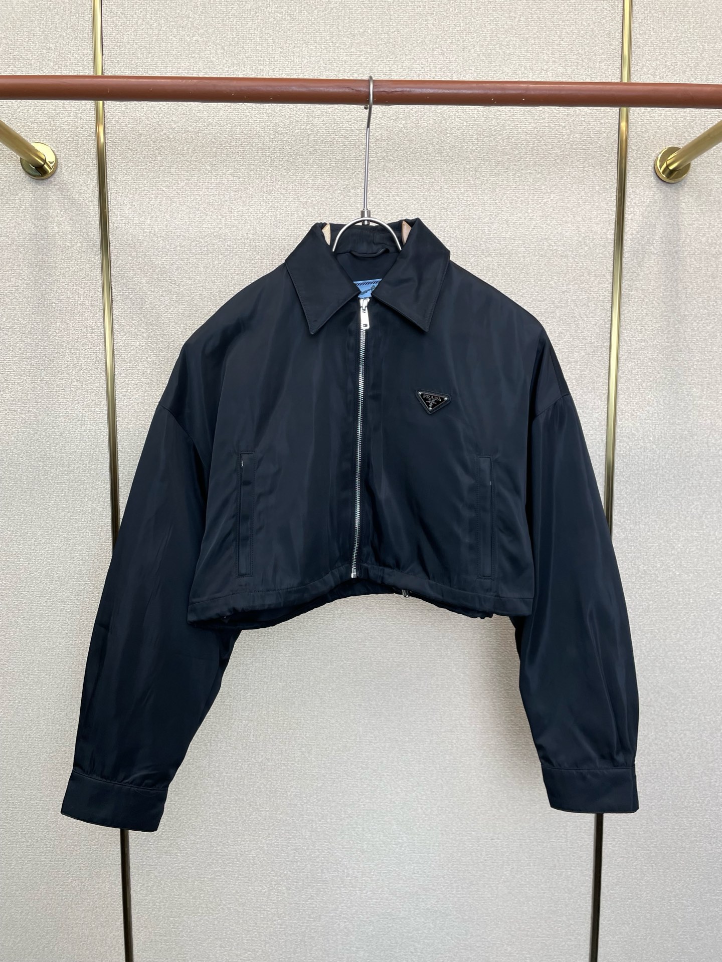 Prada普拉达👚砸锅卖铁都要上的新款👚新款女装休闲短款夹克 高端版本！独特设计 专柜定制面料 透气舒适度高，细节无可挑