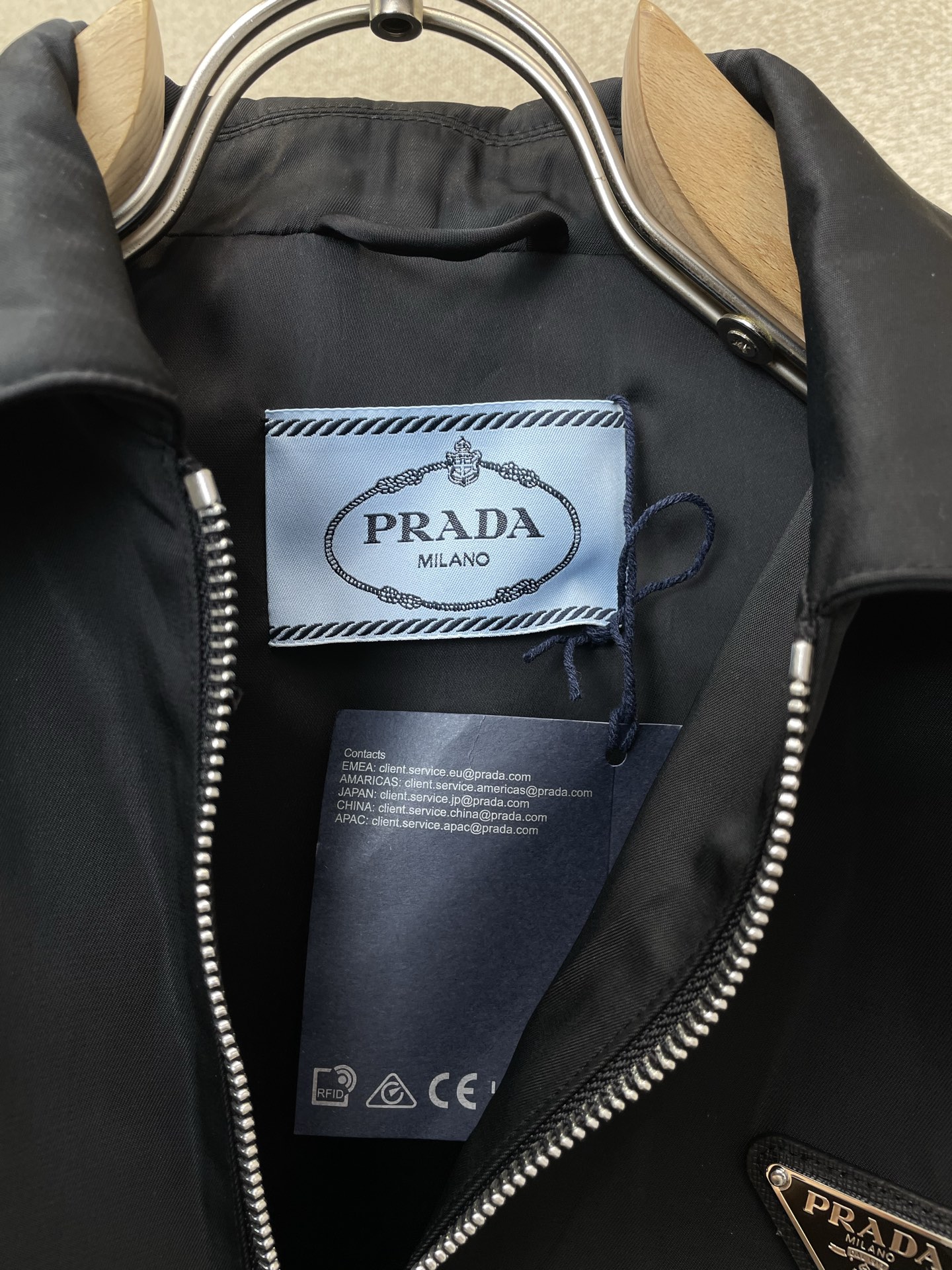 Prada普拉达👚砸锅卖铁都要上的新款👚新款女装休闲短款夹克 高端版本！独特设计 专柜定制面料 透气舒适度高，细节无可挑