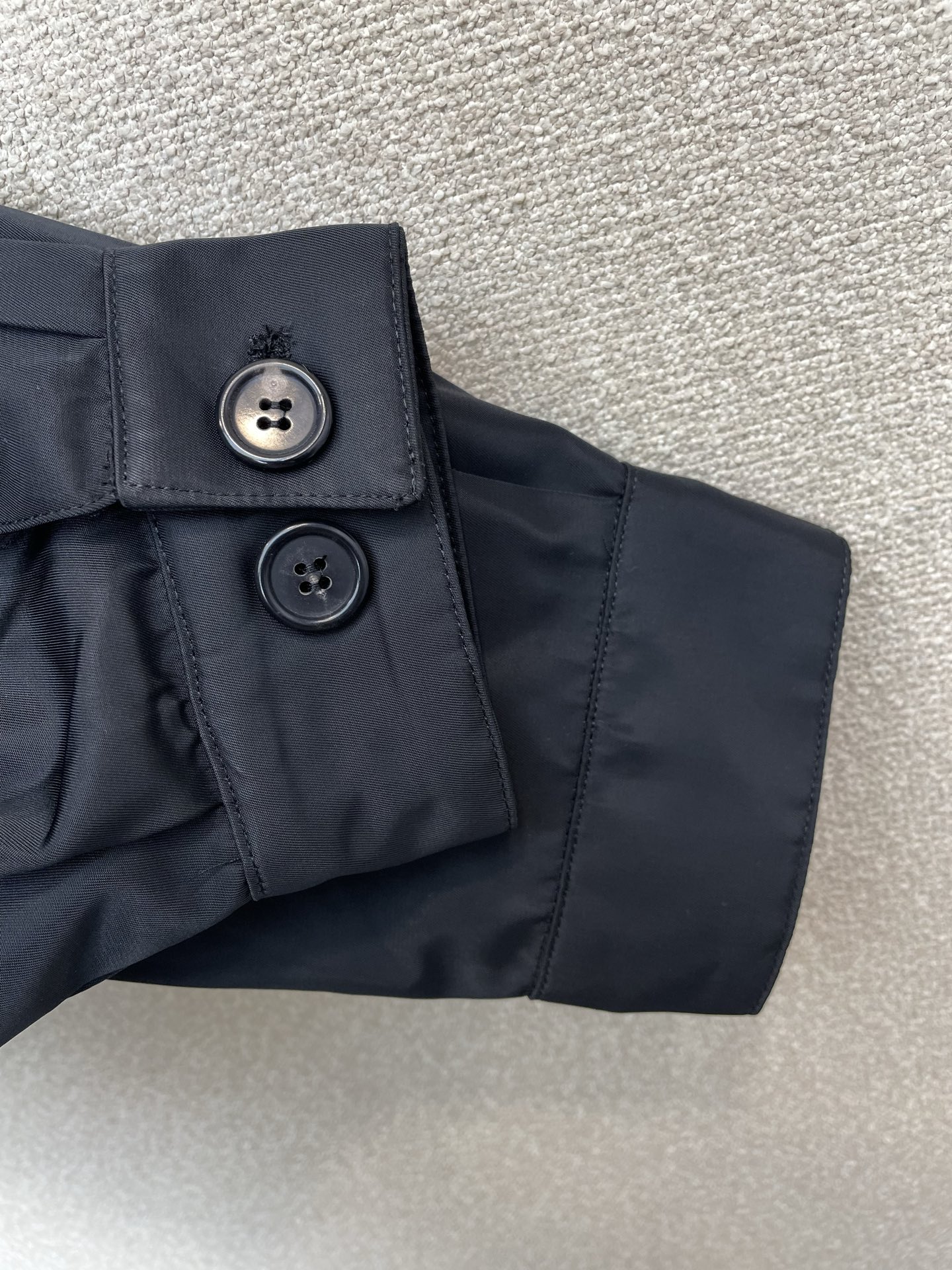 Prada普拉达👚砸锅卖铁都要上的新款👚新款女装休闲短款夹克 高端版本！独特设计 专柜定制面料 透气舒适度高，细节无可挑