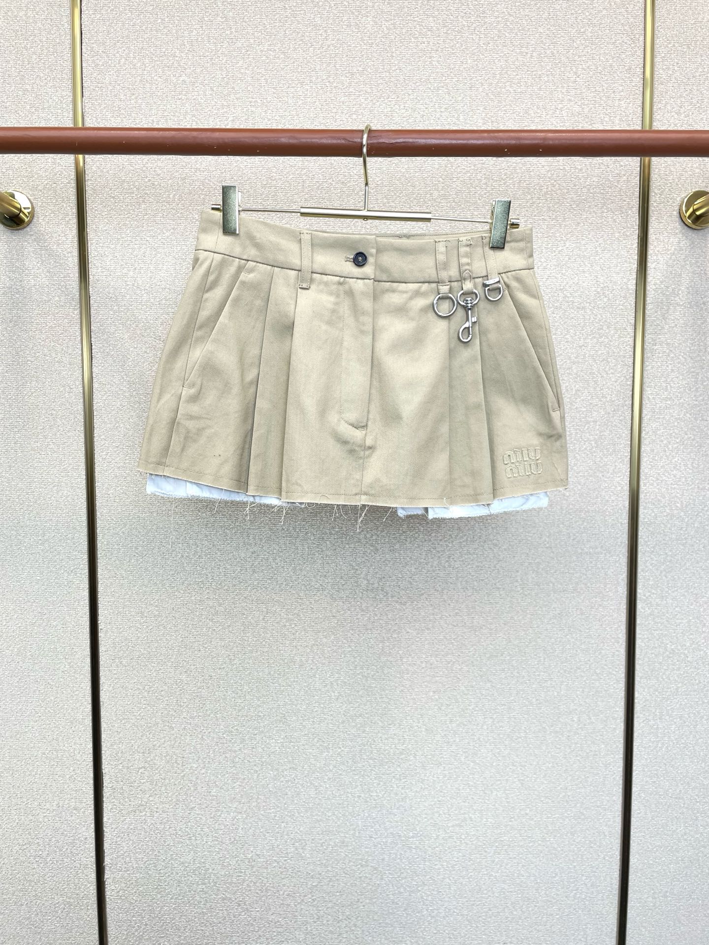 Miumiu谬谬👚砸锅卖铁都要上的新款👚新款女装休闲徽标短裙 高端版本！独特设计 专柜定制面料 透气舒适度高，细节无可挑