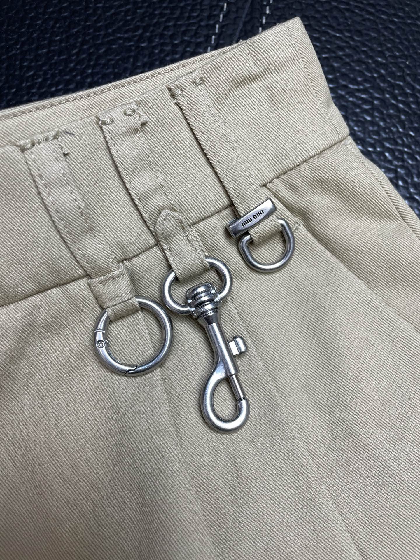 Miumiu谬谬👚砸锅卖铁都要上的新款👚新款女装休闲徽标短裙 高端版本！独特设计 专柜定制面料 透气舒适度高，细节无可挑