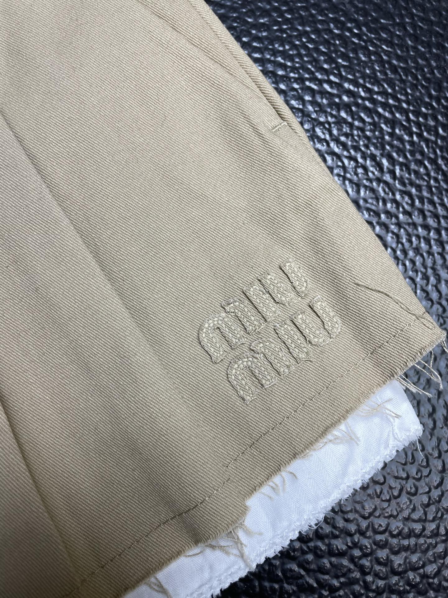 Miumiu谬谬👚砸锅卖铁都要上的新款👚新款女装休闲徽标短裙 高端版本！独特设计 专柜定制面料 透气舒适度高，细节无可挑