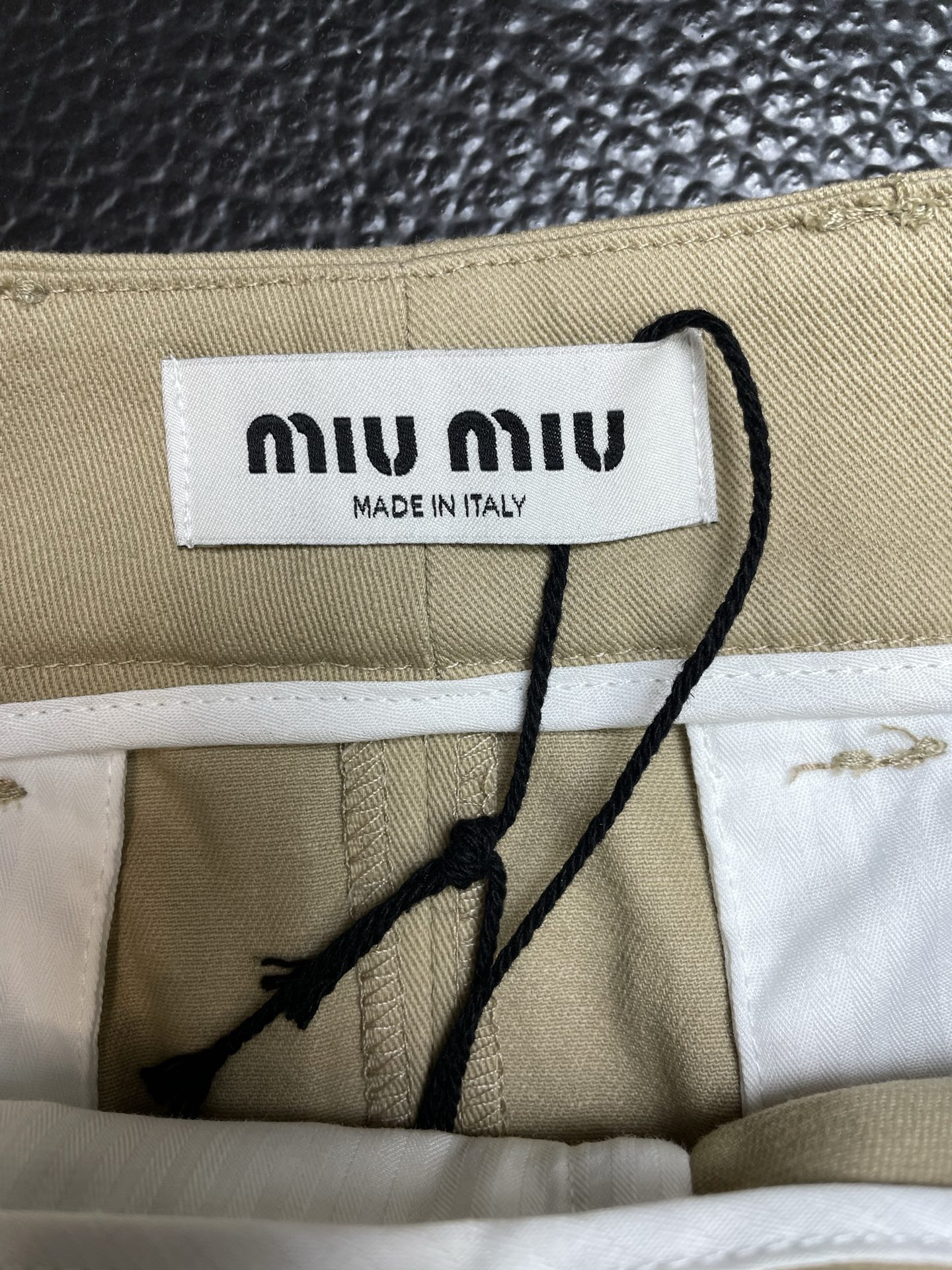 Miumiu谬谬👚砸锅卖铁都要上的新款👚新款女装休闲徽标短裙 高端版本！独特设计 专柜定制面料 透气舒适度高，细节无可挑