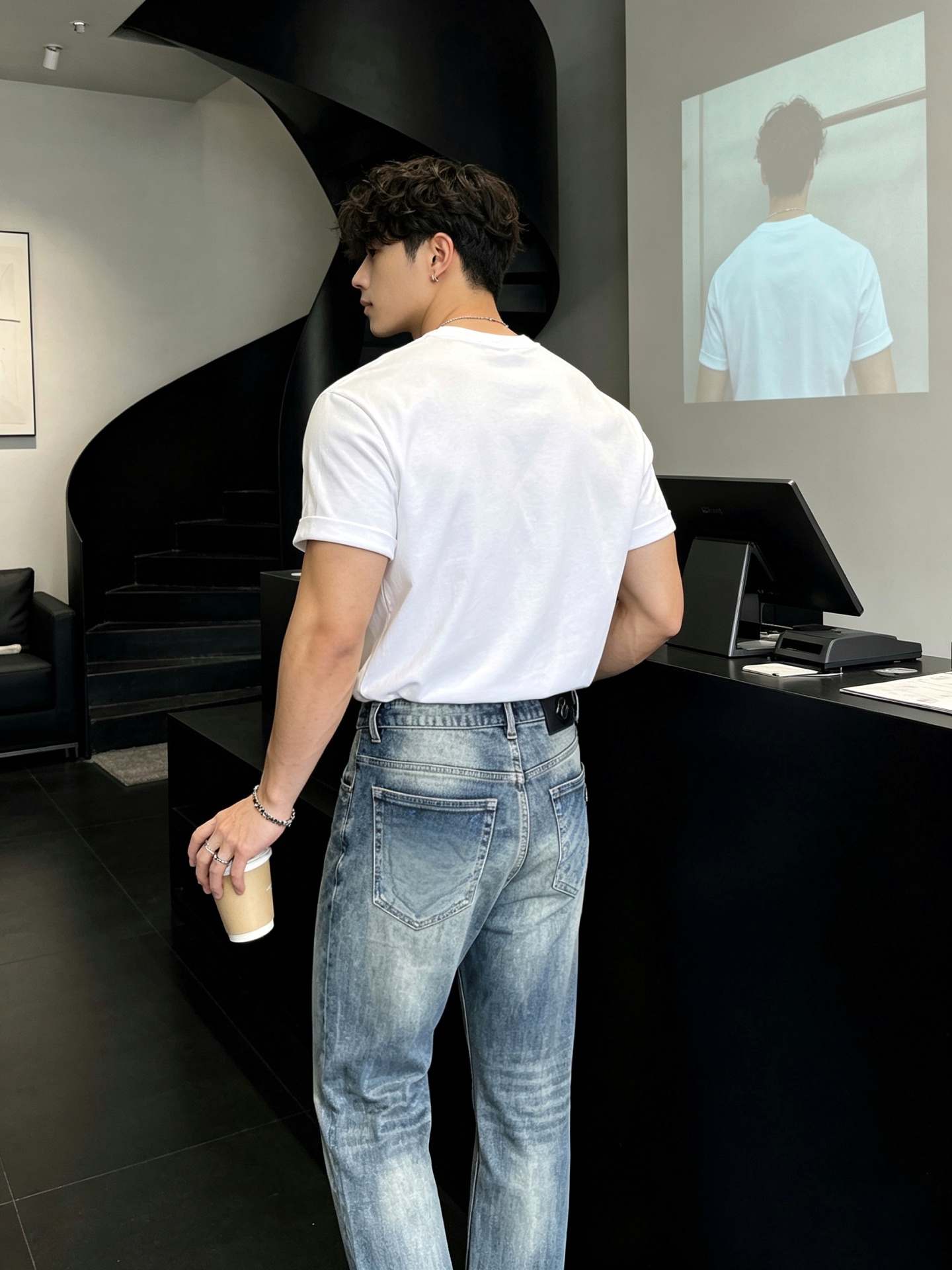 Moncler蒙口💥砸锅卖铁都要上的新款新款休闲牛仔裤👖高端版本 专柜定制面料 透气舒适度高，细节无可挑剔，品牌元素设计