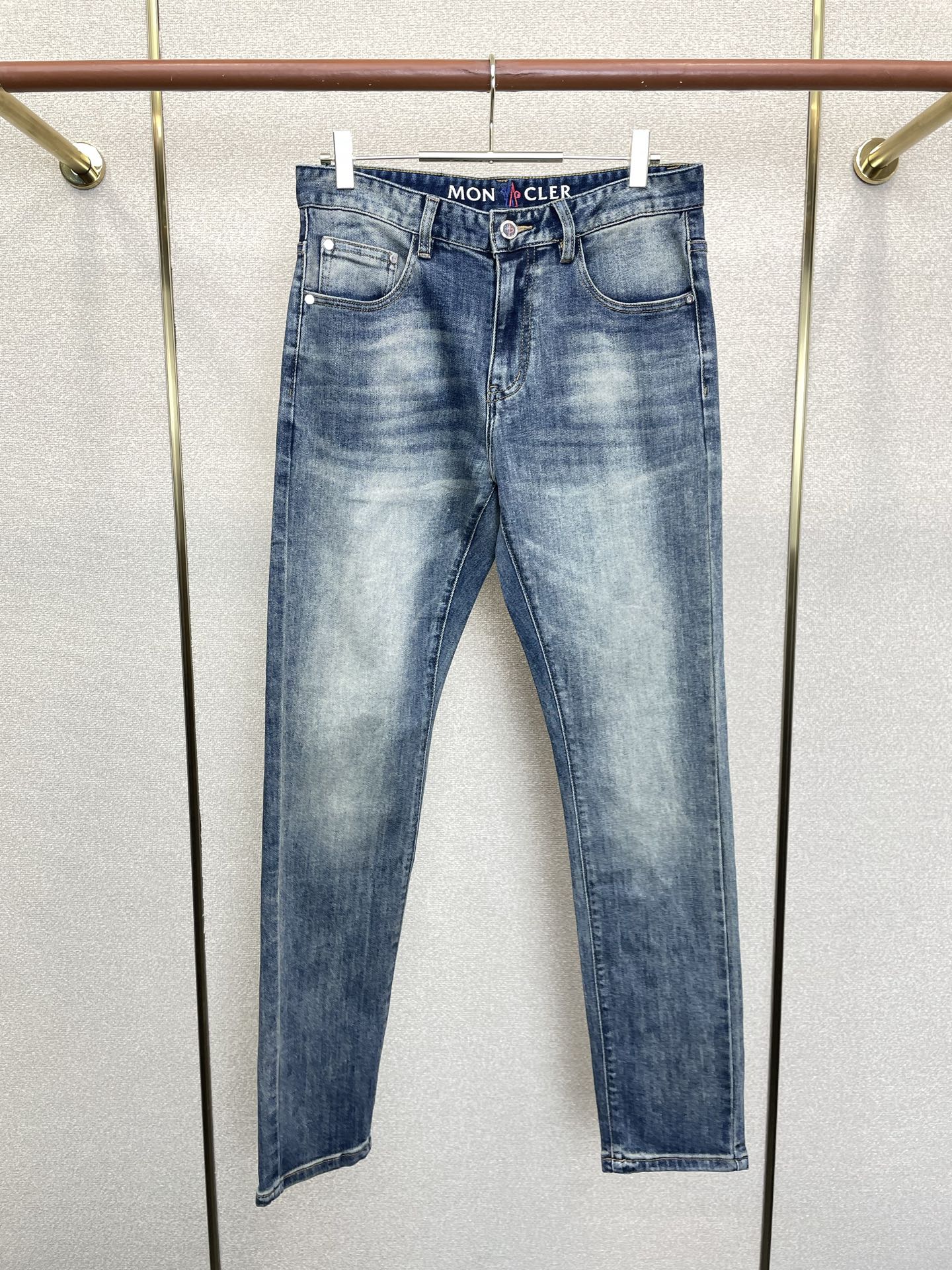Moncler蒙口💥砸锅卖铁都要上的新款新款休闲牛仔裤👖高端版本 专柜定制面料 透气舒适度高，细节无可挑剔，品牌元素设计