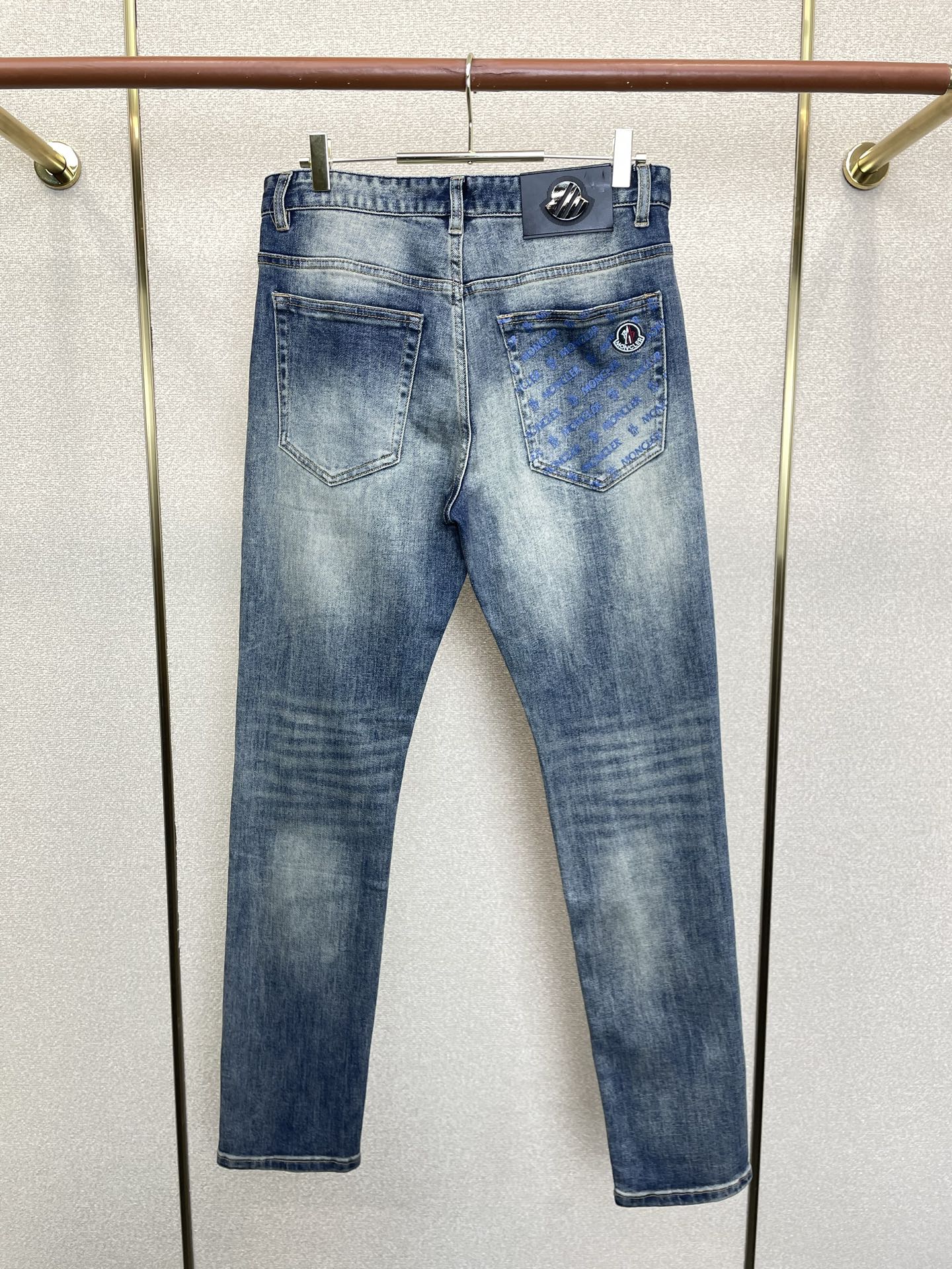 Moncler蒙口💥砸锅卖铁都要上的新款新款休闲牛仔裤👖高端版本 专柜定制面料 透气舒适度高，细节无可挑剔，品牌元素设计