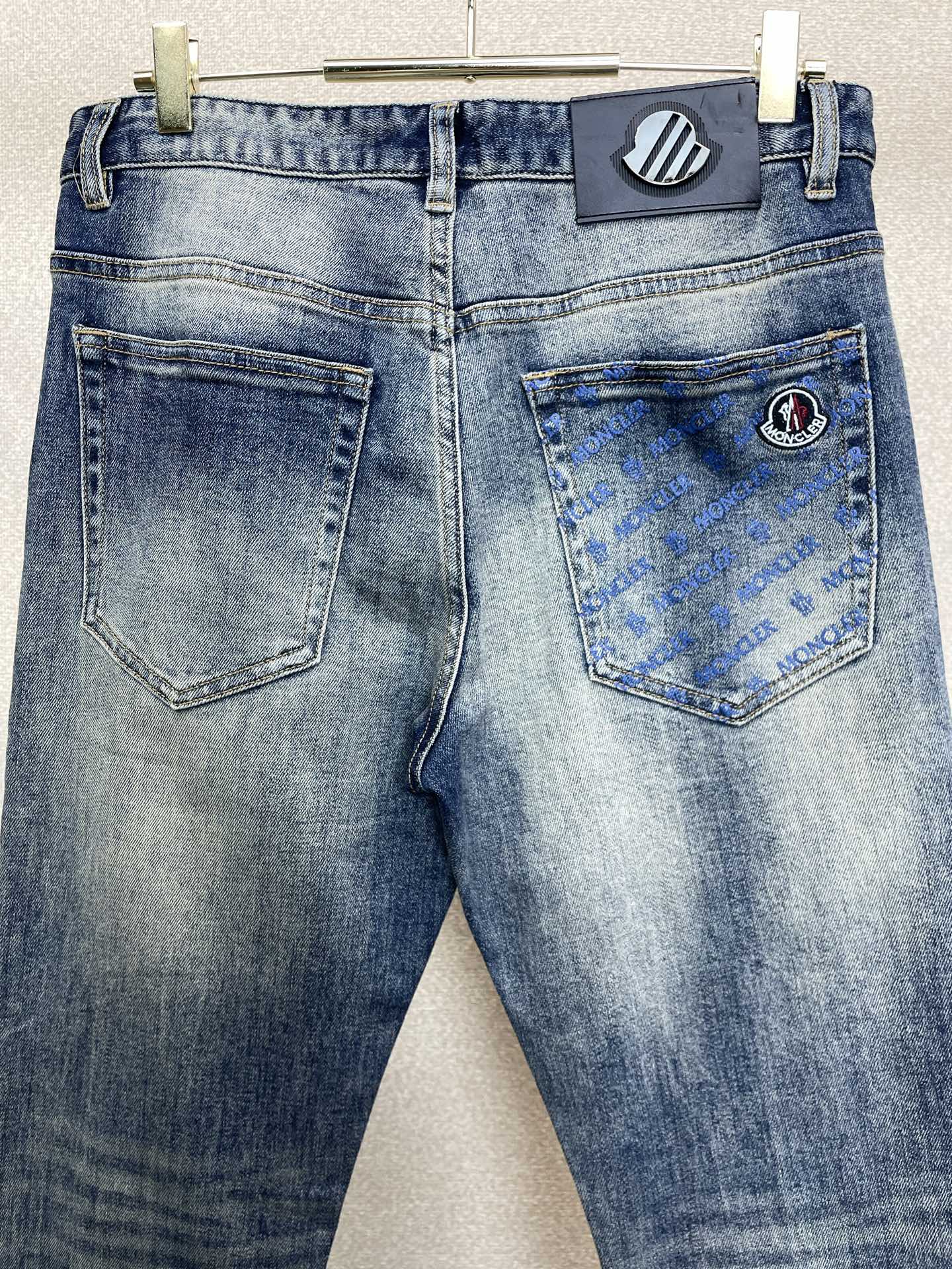Moncler蒙口💥砸锅卖铁都要上的新款新款休闲牛仔裤👖高端版本 专柜定制面料 透气舒适度高，细节无可挑剔，品牌元素设计
