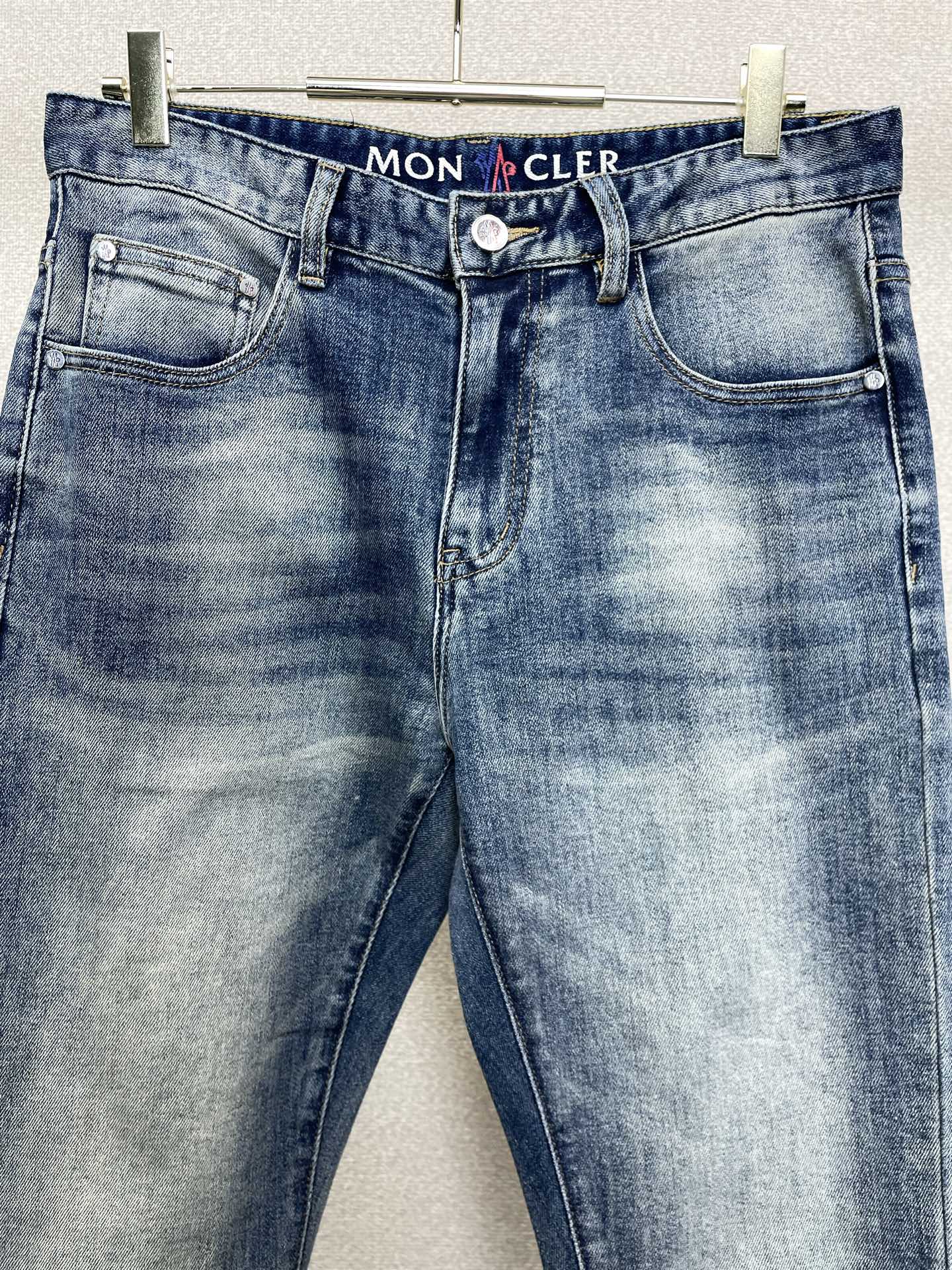 Moncler蒙口💥砸锅卖铁都要上的新款新款休闲牛仔裤👖高端版本 专柜定制面料 透气舒适度高，细节无可挑剔，品牌元素设计