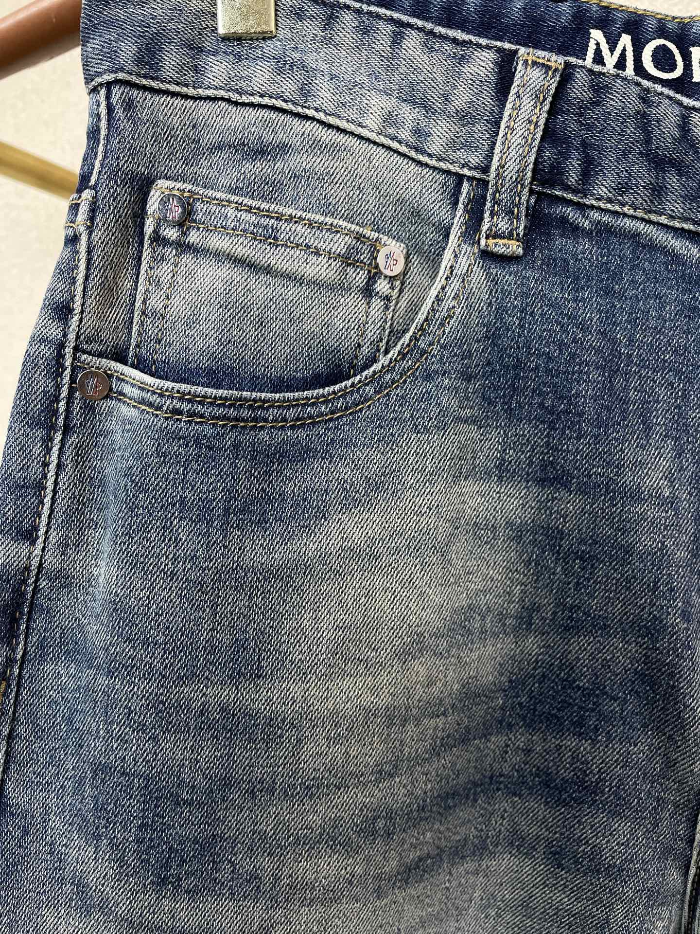 Moncler蒙口💥砸锅卖铁都要上的新款新款休闲牛仔裤👖高端版本 专柜定制面料 透气舒适度高，细节无可挑剔，品牌元素设计