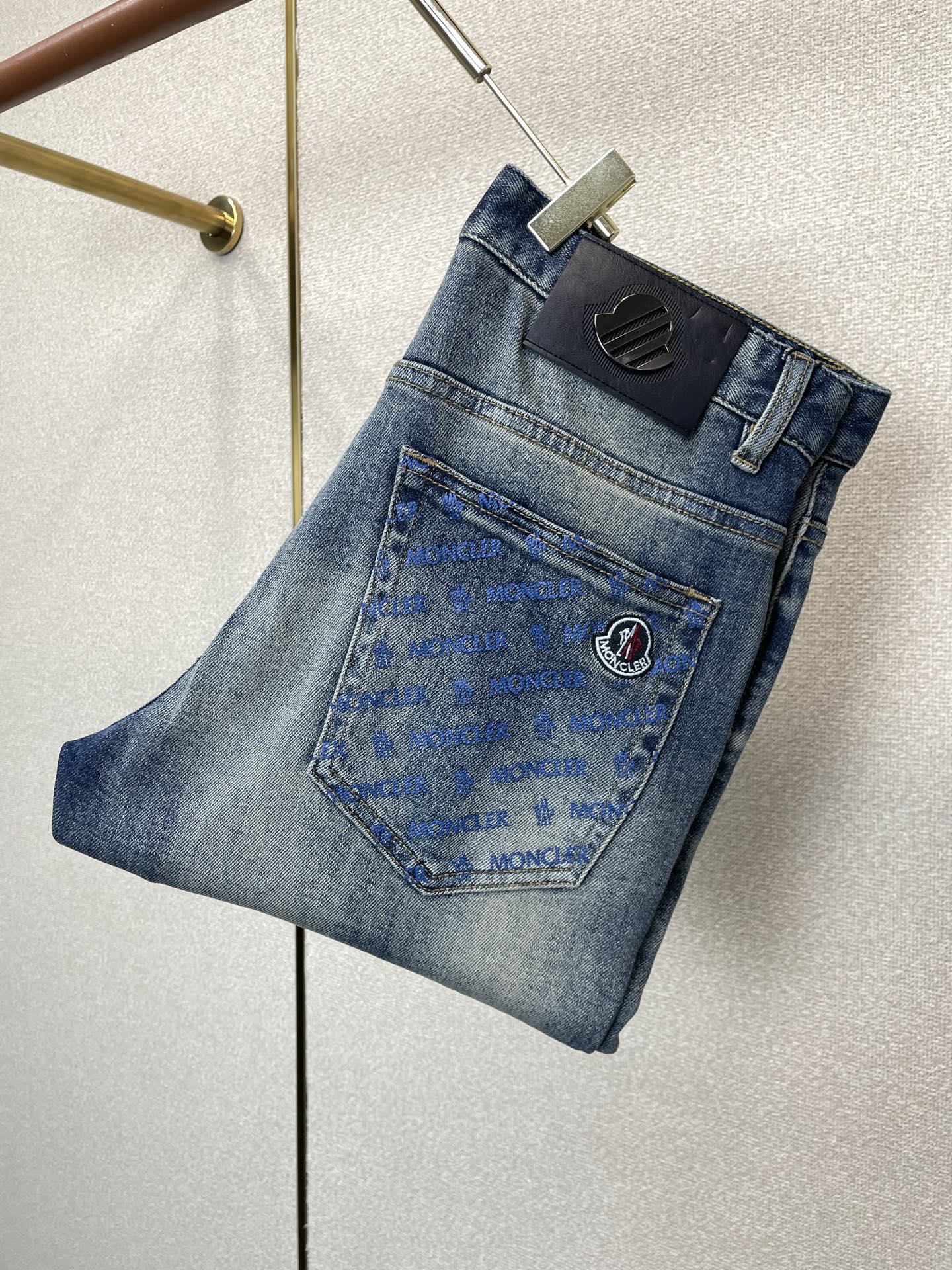 Moncler蒙口💥砸锅卖铁都要上的新款新款休闲牛仔裤👖高端版本 专柜定制面料 透气舒适度高，细节无可挑剔，品牌元素设计