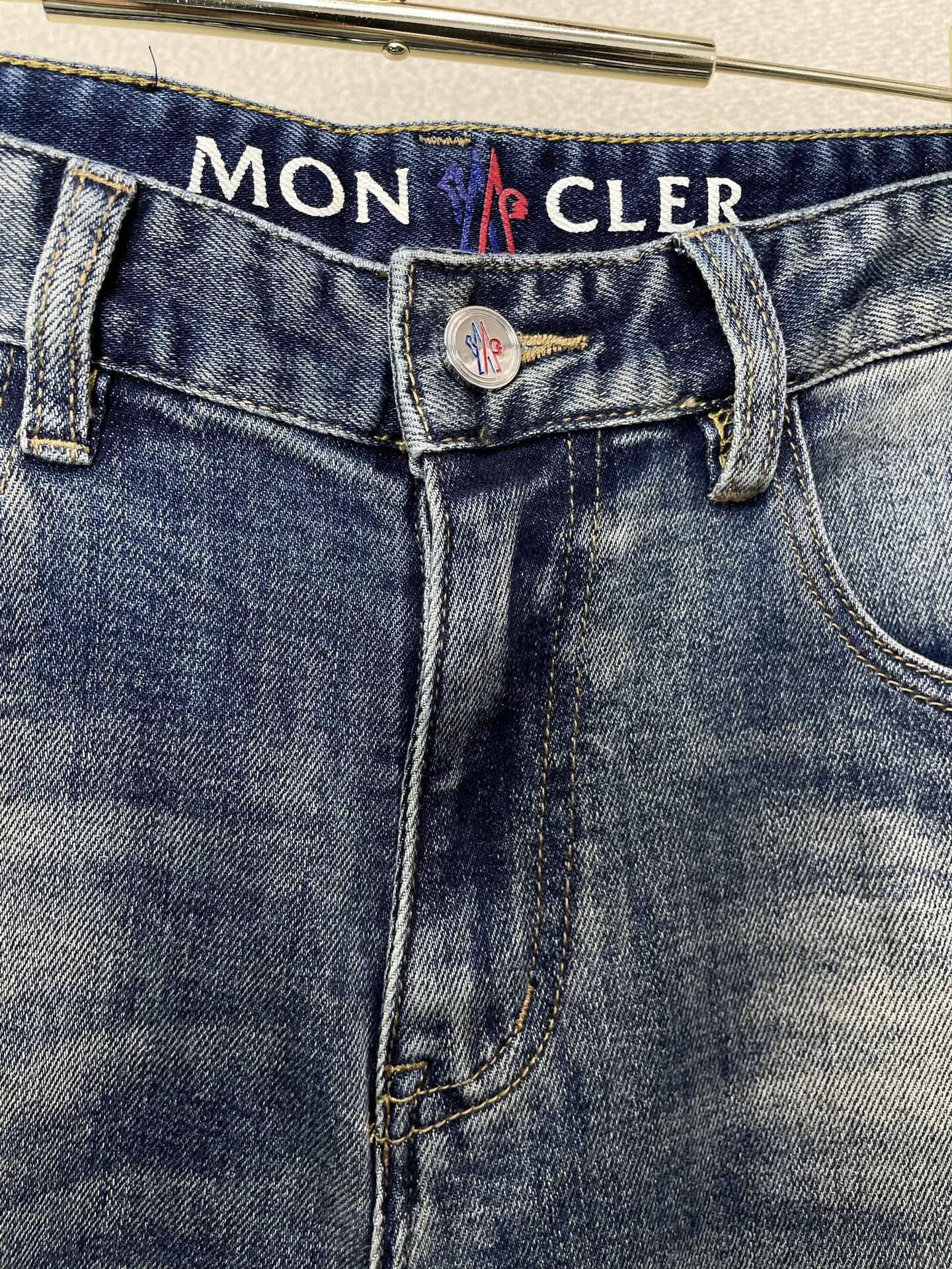 Moncler蒙口💥砸锅卖铁都要上的新款新款休闲牛仔裤👖高端版本 专柜定制面料 透气舒适度高，细节无可挑剔，品牌元素设计