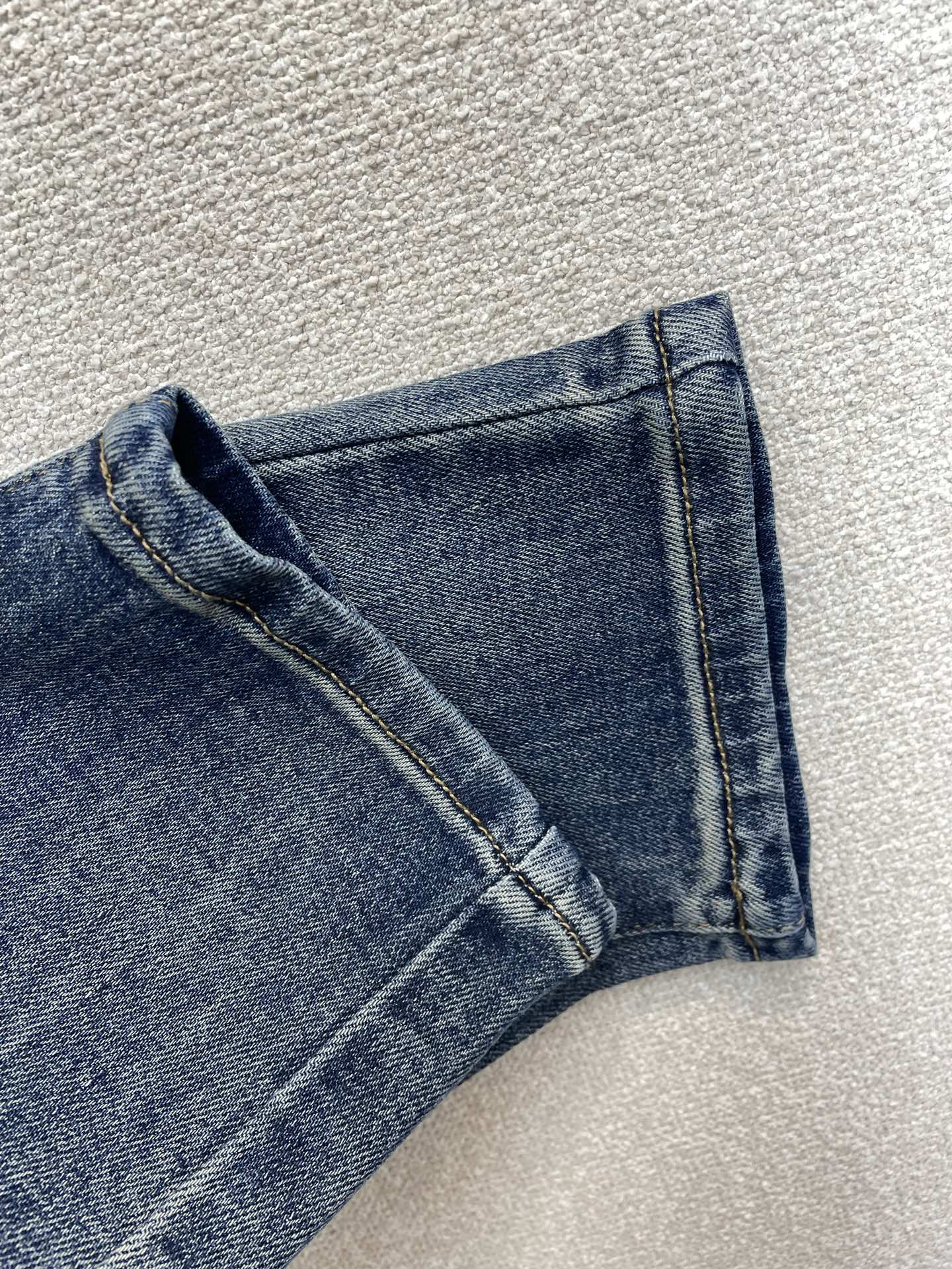 Moncler蒙口💥砸锅卖铁都要上的新款新款休闲牛仔裤👖高端版本 专柜定制面料 透气舒适度高，细节无可挑剔，品牌元素设计