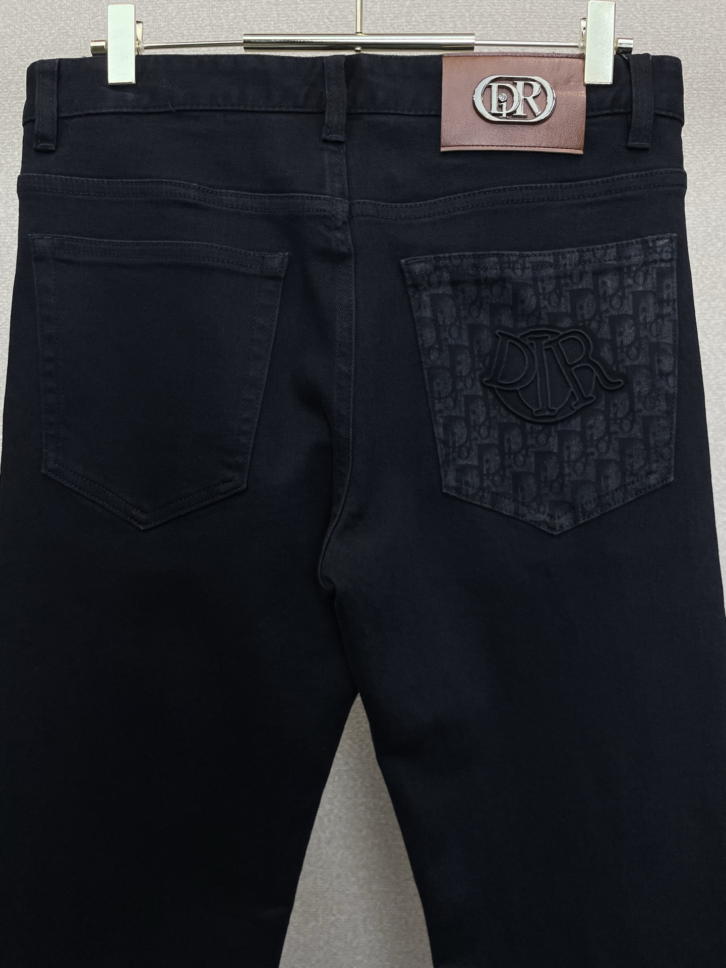 Dior迪奥💥砸锅卖铁都要上的新款新款休闲牛仔裤👖高端版本 专柜定制面料 透气舒适度高，细节无可挑剔，品牌元素设计理念，
