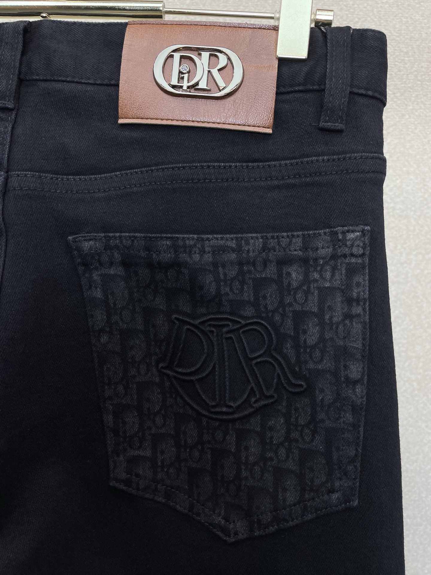 Dior迪奥💥砸锅卖铁都要上的新款新款休闲牛仔裤👖高端版本 专柜定制面料 透气舒适度高，细节无可挑剔，品牌元素设计理念，