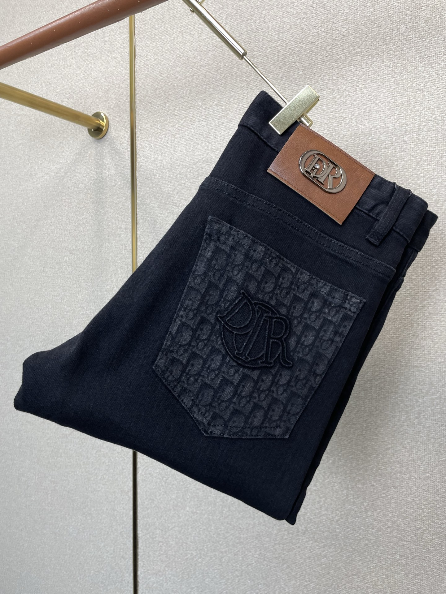 Dior迪奥💥砸锅卖铁都要上的新款新款休闲牛仔裤👖高端版本 专柜定制面料 透气舒适度高，细节无可挑剔，品牌元素设计理念，