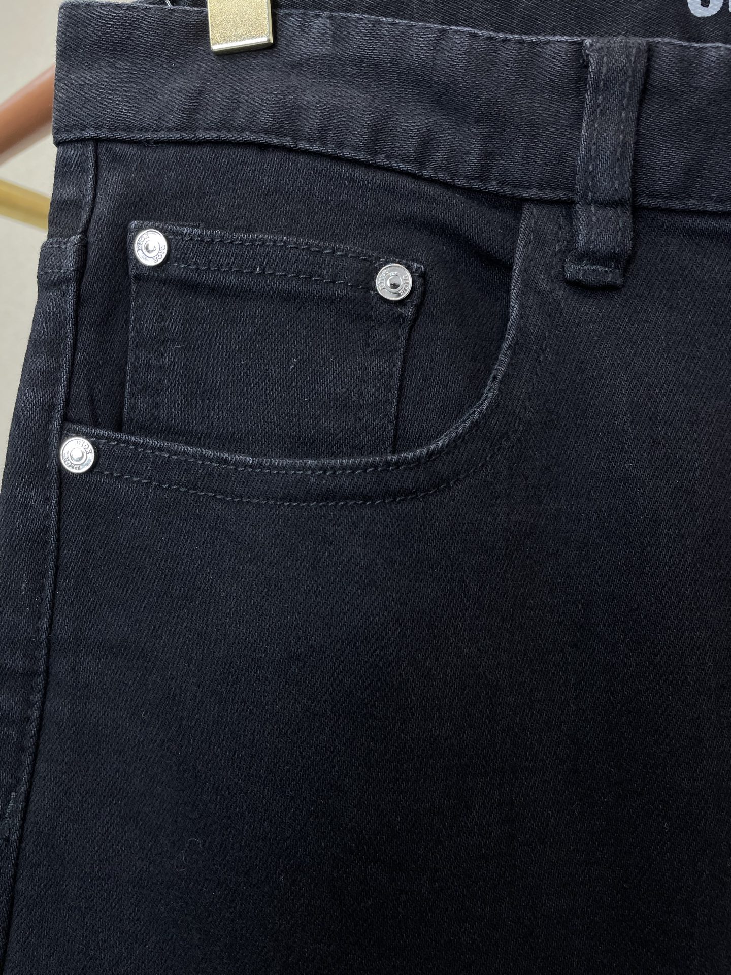 Dior迪奥💥砸锅卖铁都要上的新款新款休闲牛仔裤👖高端版本 专柜定制面料 透气舒适度高，细节无可挑剔，品牌元素设计理念，