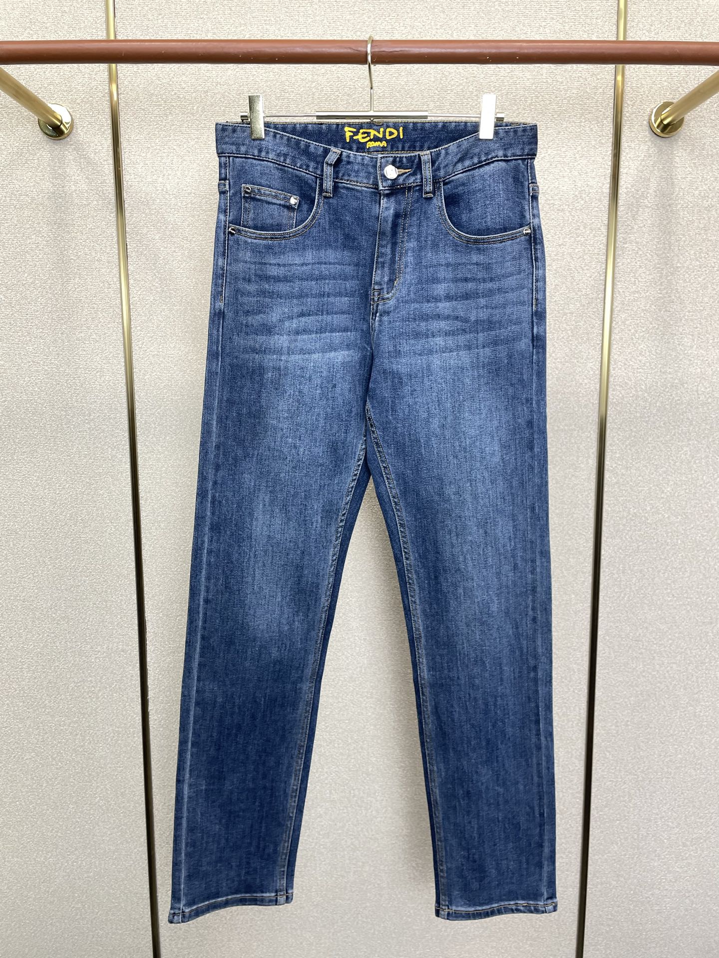 FENDI芬迪💥砸锅卖铁都要上的新款新款休闲牛仔裤👖高端版本 专柜定制面料 透气舒适度高，细节无可挑剔，品牌元素设计理念